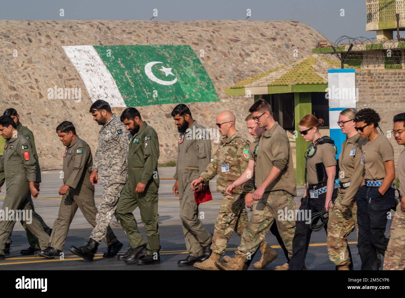 Gli aerei degli Stati Uniti e del Pakistan Air Forces eseguono una passeggiata con i detriti di corpi estranei (FOD) presso una base aerea operativa del Pakistan, 2 marzo 2022. Falcon Talon 2022, un'operazione Agile Combat Employment, è il primo evento formativo bilaterale tra i due Paesi dal 2019. Foto Stock