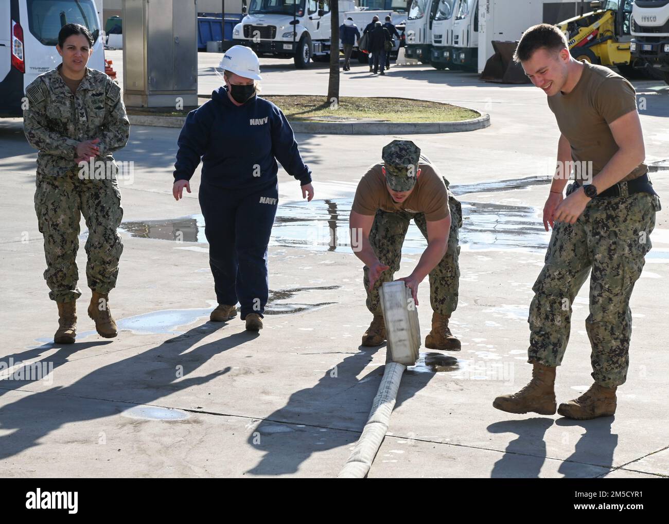 220302-N-GK686-1189 STAZIONE AEREA NAVALE SIGONELLA, Italia (2 marzo 2022) i Seabee iscritti al Dipartimento lavori pubblici Sigonella partecipano alla settimana di Seabee per celebrare il loro 80th° compleanno sulla Stazione aerea navale Sigonella, 2 marzo 2022. Il tasso Seabee è stato stabilito il 5 marzo 1942, per soddisfare la crescente necessità della Marina di costruire basi, campi e altre strutture. La posizione strategica di NAS Sigonella consente alle forze nazionali statunitensi, alleate e partner di implementare e rispondere come richiesto, garantendo sicurezza e stabilità in Europa, Africa e comando centrale. Foto Stock