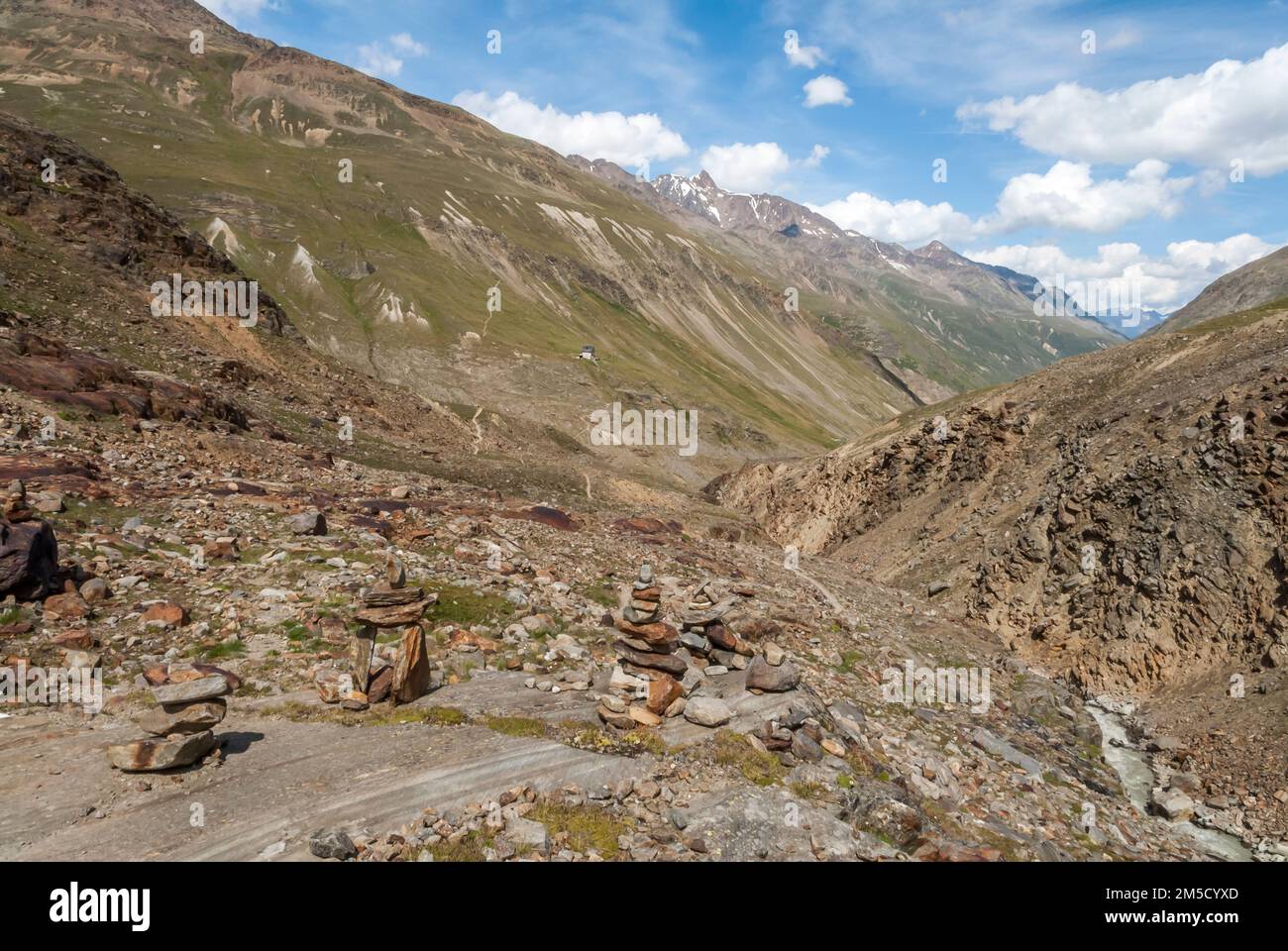 Panoramica generale in direzione del Club Alpino Tedesco DAV Sektion Berlin, rifugio Hochjoch Hospiz nelle Alpi Oetztal del Tirolo austriaco, con l'Oeztaler Wild Spitze, seconda montagna più alta dell'Austria in lontananza. Foto Stock