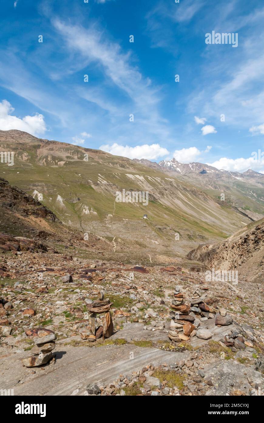 Panoramica generale in direzione del Club Alpino Tedesco DAV Sektion Berlin, rifugio Hochjoch Hospiz nelle Alpi Oetztal del Tirolo austriaco, con l'Oeztaler Wild Spitze, seconda montagna più alta dell'Austria in lontananza. Foto Stock