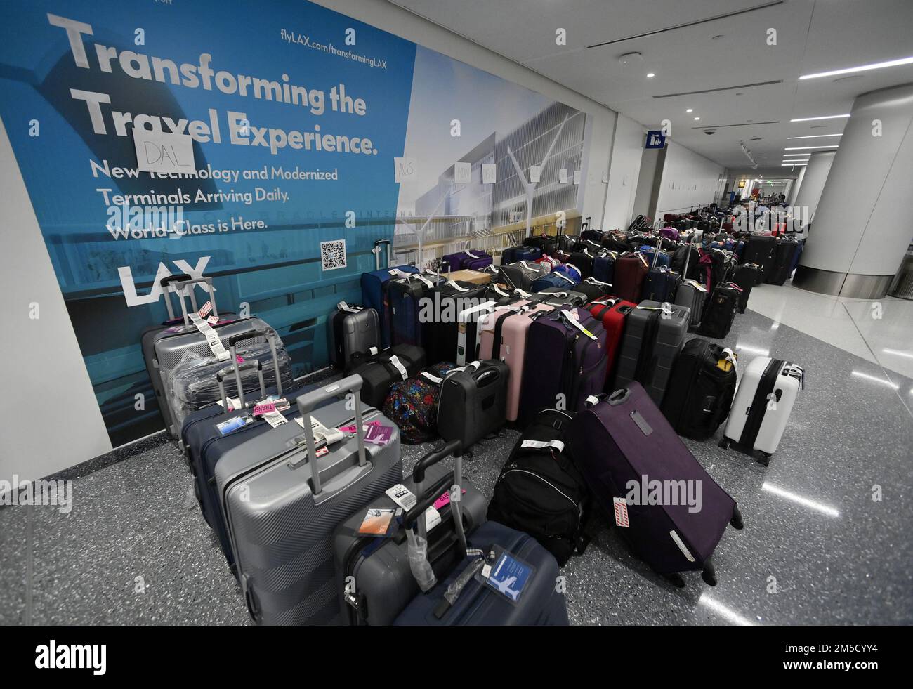 Los Angeles, Stati Uniti. 27th Dec, 2022. Centinaia di bagagli attendono di  essere ritirati dai proprietari presso il terminal Southwest Airlines  dell'aeroporto internazionale di Los Angeles martedì 27 dicembre 2022.  L'enorme scioglimento