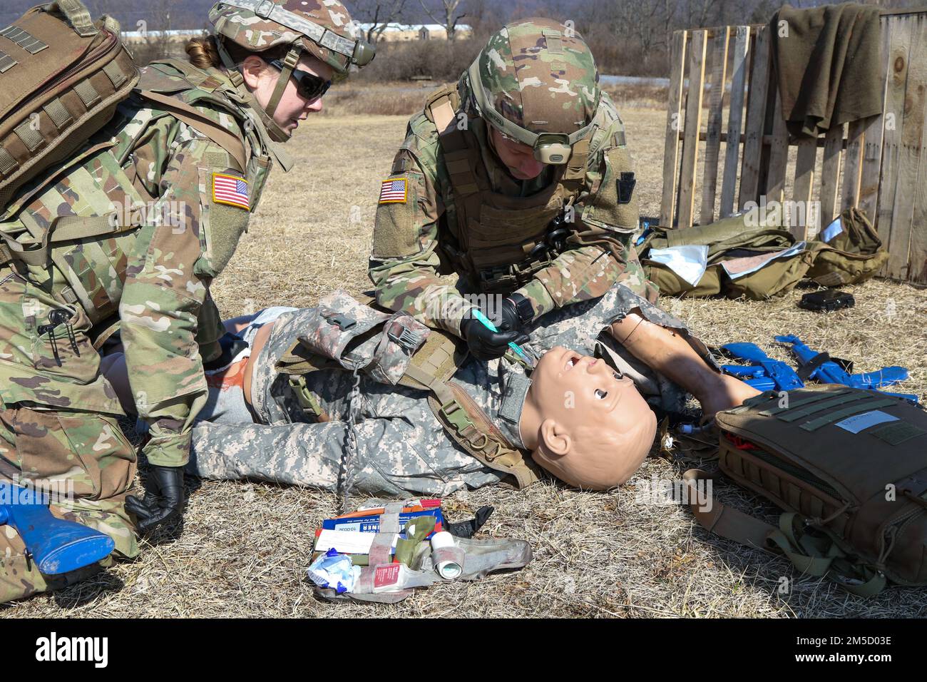 Combattere i medici con la Guardia Nazionale della Pennsylvania trattare un incidente simulato come parte del corso di supporto medico TC8-800 marzo 2 a Fort Indiantown Gap, Pa. Il corso, che si è tenuto dal 17 febbraio al 3 marzo, ha dato ai 17 partecipanti la possibilità di allenarsi insieme ad altri medici al di fuori delle loro unità domestiche, senza perdere tempo durante i fine settimana di perforazione in cui viene condotta la maggior parte dell'allenamento. Foto Stock Combattere i medici con la Guardia Nazionale della Pennsylvania trattare un incidente simulato come parte del corso di supporto medico TC8-800 marzo 2 a Fort Indiantown Gap, Pa. Il corso, che si è tenuto dal 17 febbraio al 3 marzo, ha dato ai 17 partecipanti la possibilità di allenarsi insieme ad altri medici al di fuori delle loro unità domestiche, senza perdere tempo durante i fine settimana di perforazione in cui viene condotta la maggior parte dell'allenamento. Foto Stock