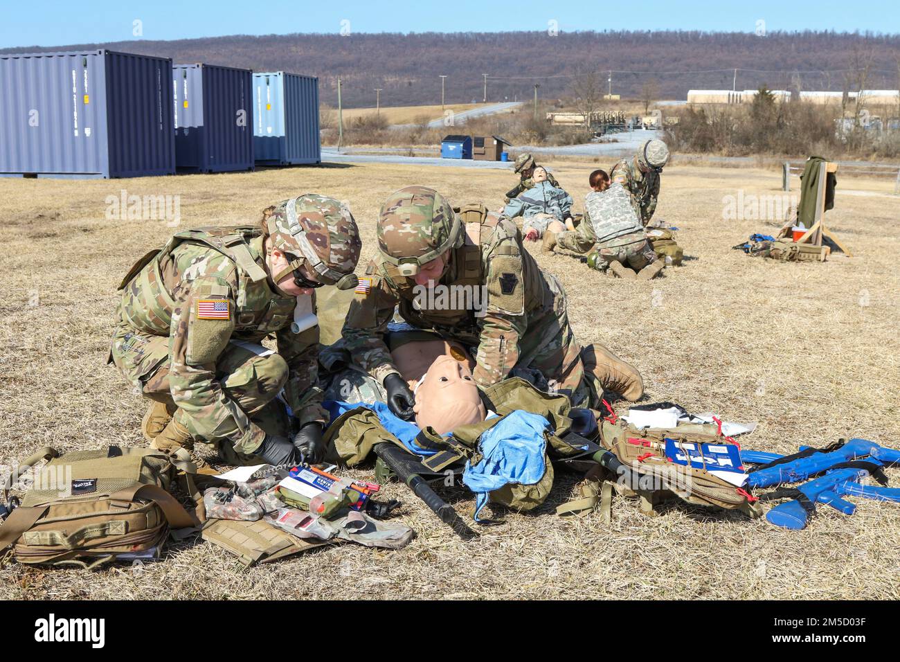 Combattere i medici con la Guardia Nazionale della Pennsylvania trattare un incidente simulato come parte del corso di supporto medico TC8-800 marzo 2 a Fort Indiantown Gap, Pa. Il corso, che si è tenuto dal 17 febbraio al 3 marzo, ha dato ai 17 partecipanti la possibilità di allenarsi insieme ad altri medici al di fuori delle loro unità domestiche, senza perdere tempo durante i fine settimana di perforazione in cui viene condotta la maggior parte dell'allenamento. Foto Stock Combattere i medici con la Guardia Nazionale della Pennsylvania trattare un incidente simulato come parte del corso di supporto medico TC8-800 marzo 2 a Fort Indiantown Gap, Pa. Il corso, che si è tenuto dal 17 febbraio al 3 marzo, ha dato ai 17 partecipanti la possibilità di allenarsi insieme ad altri medici al di fuori delle loro unità domestiche, senza perdere tempo durante i fine settimana di perforazione in cui viene condotta la maggior parte dell'allenamento. Foto Stock