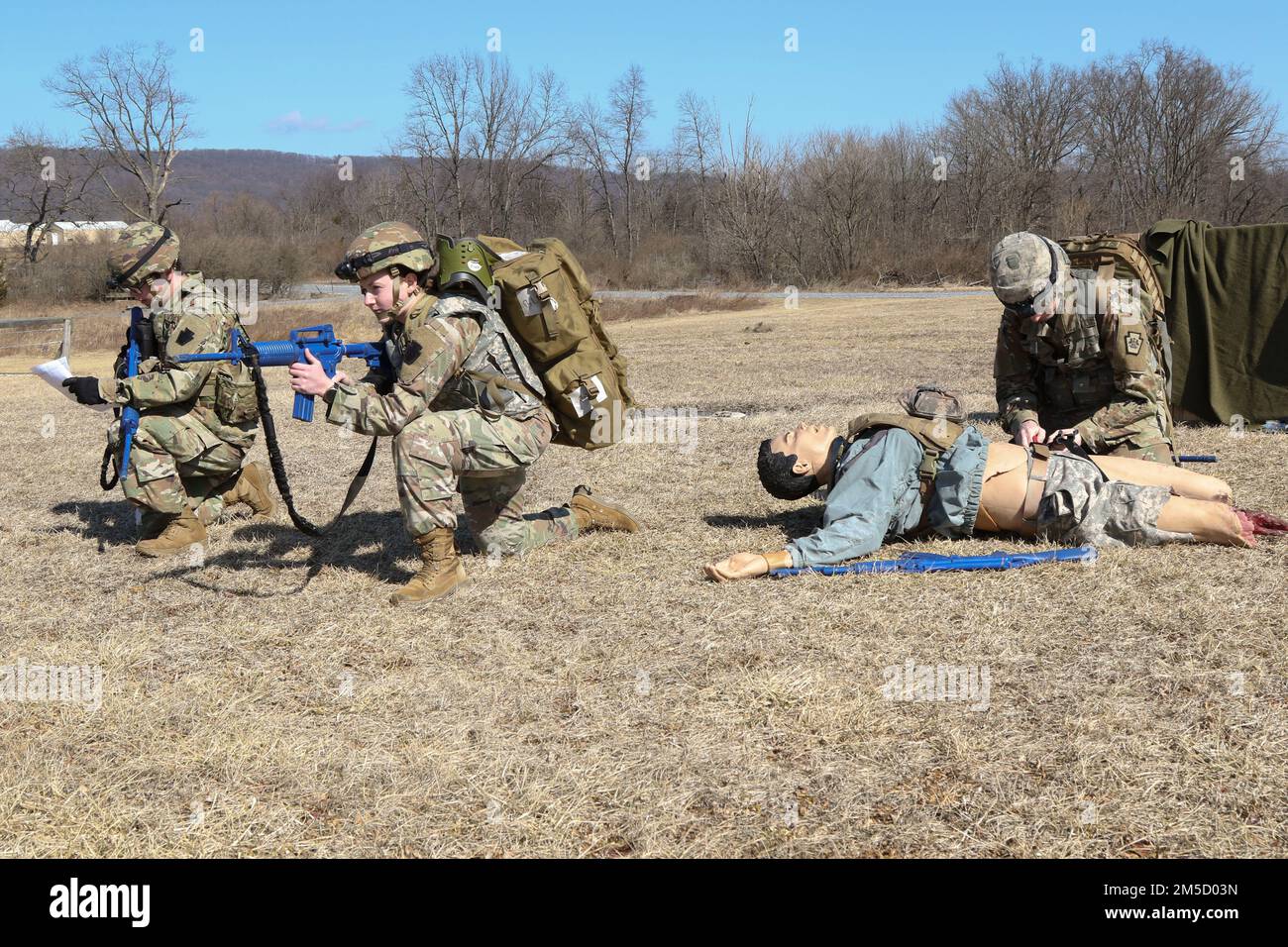 I medici di combattimento con la Guardia Nazionale della Pennsylvania forniscono la sicurezza mentre un altro rende la cura tattica sul campo a un incidente simulato come parte del corso di supporto medico TC8-800 marzo 2 a Fort Indiantown Gap, Pa. Il corso, che si è tenuto il 17 febbraio-marzo. 3, ha dato ai 17 partecipanti l'opportunità di allenarsi insieme ad altri medici al di fuori delle loro unità domestiche, senza perdere tempo durante i fine settimana di esercitazioni, dove viene condotta la maggior parte dell'allenamento. Foto Stock I medici di combattimento con la Guardia Nazionale della Pennsylvania forniscono la sicurezza mentre un altro rende la cura tattica sul campo a un incidente simulato come parte del corso di supporto medico TC8-800 marzo 2 a Fort Indiantown Gap, Pa. Il corso, che si è tenuto il 17 febbraio-marzo. 3, ha dato ai 17 partecipanti l'opportunità di allenarsi insieme ad altri medici al di fuori delle loro unità domestiche, senza perdere tempo durante i fine settimana di esercitazioni, dove viene condotta la maggior parte dell'allenamento. Foto Stock