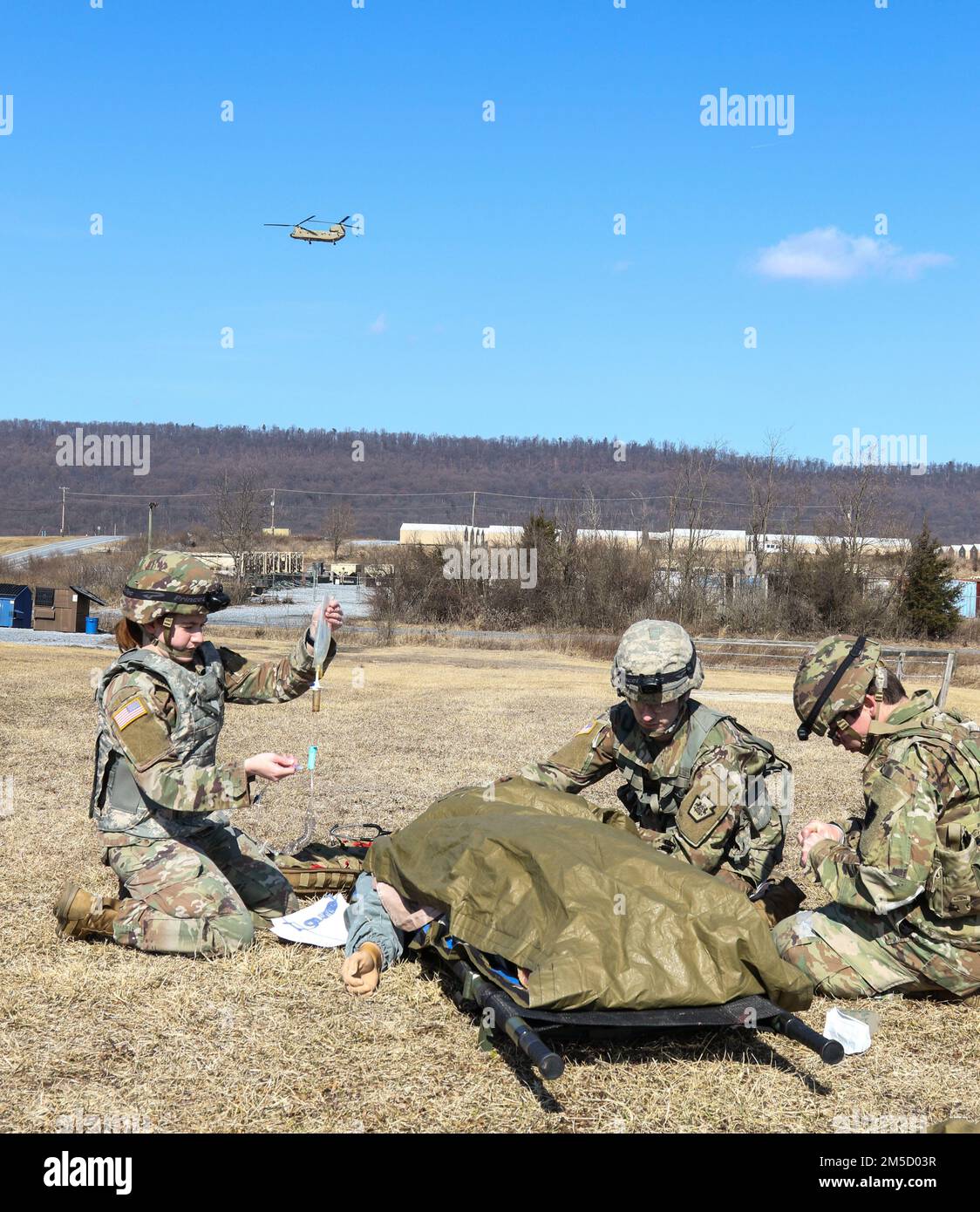 Combattere i medici con la Guardia Nazionale della Pennsylvania trattare un incidente simulato come parte del corso di supporto medico TC8-800 marzo 2 a Fort Indiantown Gap, Pa. Il corso, che si è tenuto dal 17 febbraio al 3 marzo, ha dato ai 17 partecipanti la possibilità di allenarsi insieme ad altri medici al di fuori delle loro unità domestiche, senza perdere tempo durante i fine settimana di perforazione in cui viene condotta la maggior parte dell'allenamento. Foto Stock Combattere i medici con la Guardia Nazionale della Pennsylvania trattare un incidente simulato come parte del corso di supporto medico TC8-800 marzo 2 a Fort Indiantown Gap, Pa. Il corso, che si è tenuto dal 17 febbraio al 3 marzo, ha dato ai 17 partecipanti la possibilità di allenarsi insieme ad altri medici al di fuori delle loro unità domestiche, senza perdere tempo durante i fine settimana di perforazione in cui viene condotta la maggior parte dell'allenamento. Foto Stock