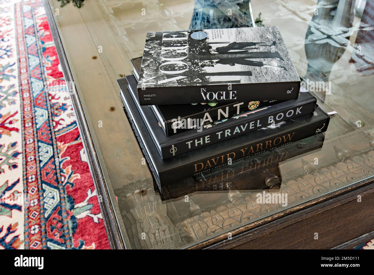 Libri eleganti e di tendenza in cima a un tavolo con tetto in vetro realizzato con un'antica porta di Dubai. Immagini stile rivista. Foto Stock