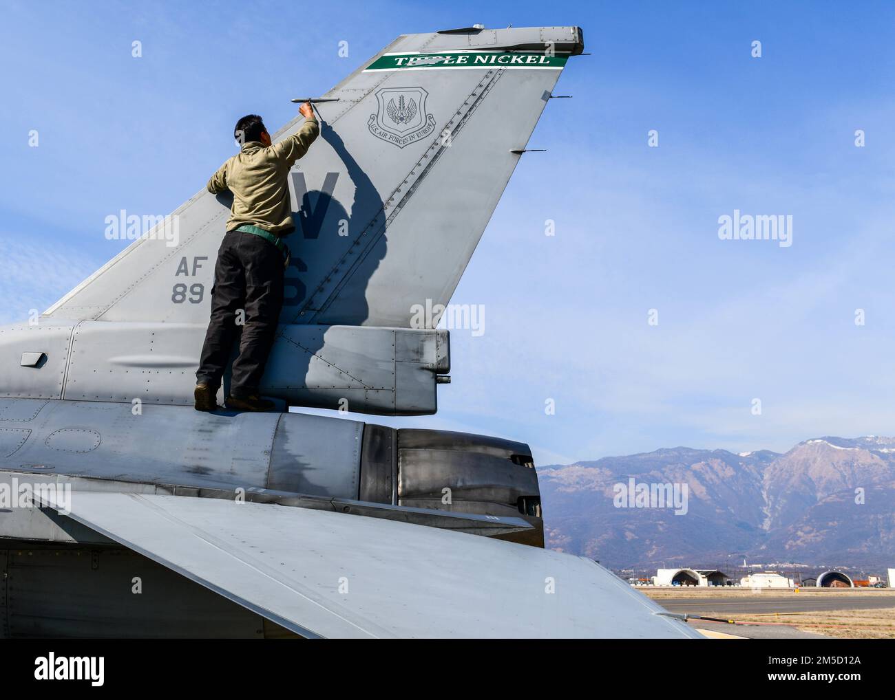 Airman 1st Class Derek Perez, 555th unità di manutenzione velivoli F-16 Capo equipaggio Fighting Falcon, stringe le viti sulla coda di un F-16 assegnato al 555th Fighter Squadron presso Aviano Air base, Italia, 2 marzo 2022. Il mantenimento effettuato garantisce il continuo sostegno alla missione di polizia aerea rafforzata della NATO. Le operazioni dell’AMU del 555th sostengono la dichiarazione di risolutezza e coesione dell’Alleanza rilasciata dalla NATO durante il rafforzamento della polizia aerea. Foto Stock