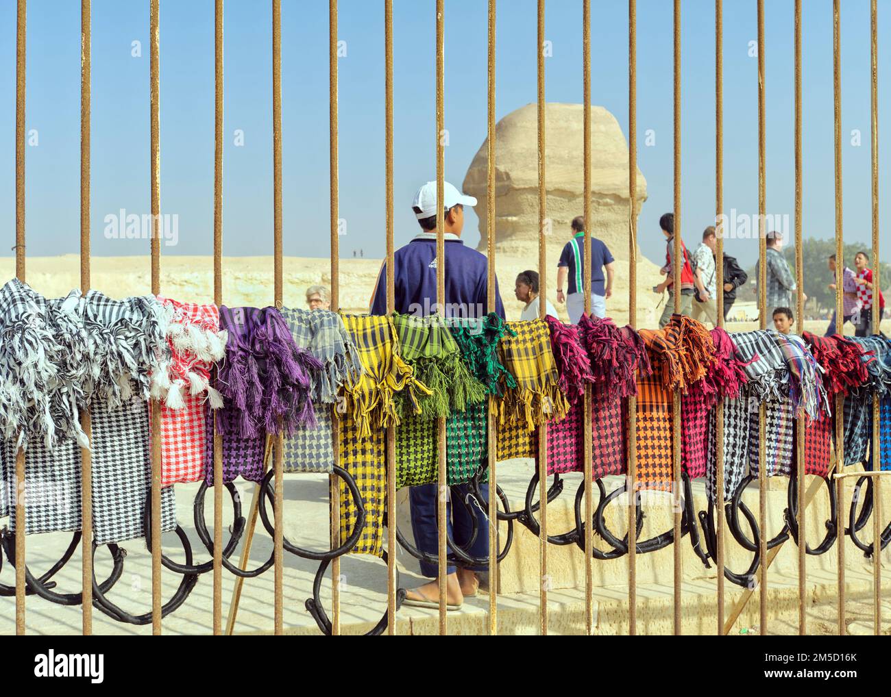 Capo sciarpa venditore - grandi piramidi di Giza - il Cairo, Egitto Foto Stock