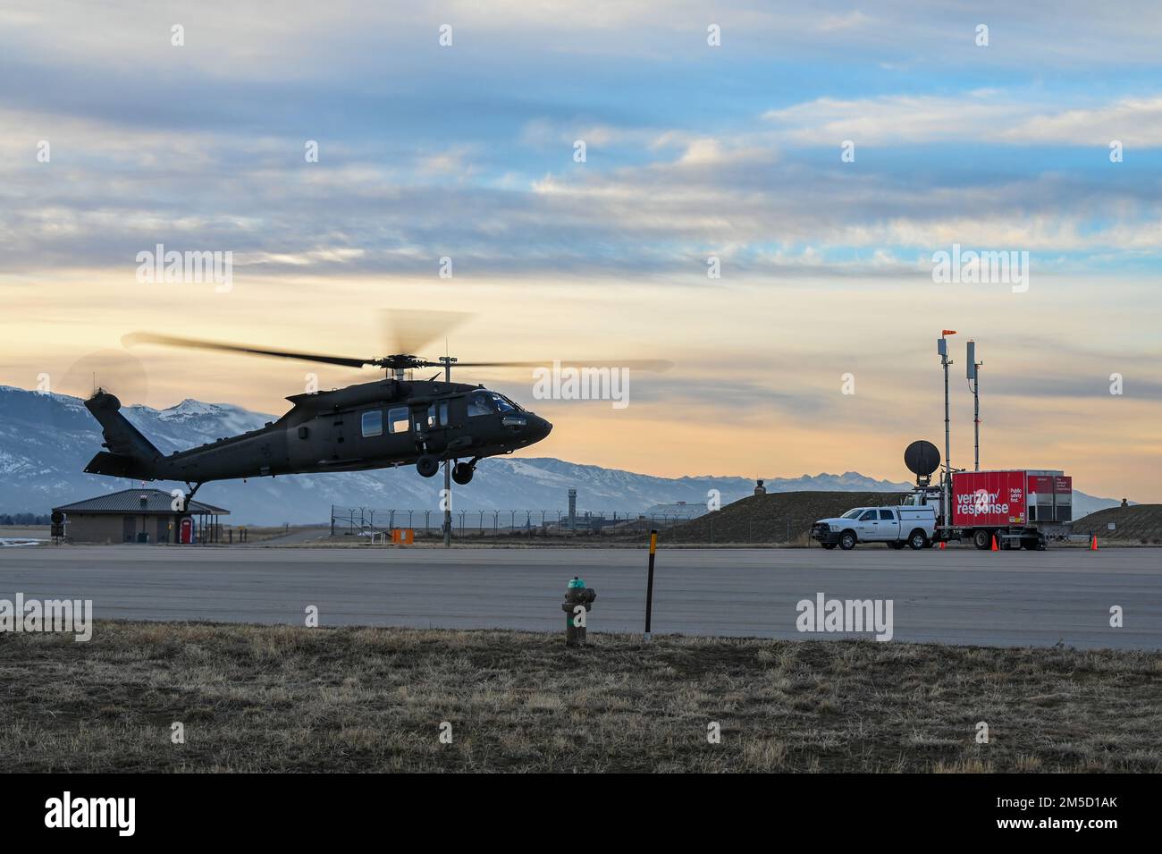 Un UH-60 Blackhawk si trova sopra il campo d'aviazione durante una serie di 5G test avionici il 2 marzo 2022, presso la base dell'aeronautica militare di Hill, Utah. Durante il test è stata utilizzata una stazione di prova mobile 5G come parte della dimostrazione per implementare le tecnologie 5G senza compromettere la sicurezza degli aerei militari e civili. Foto Stock
