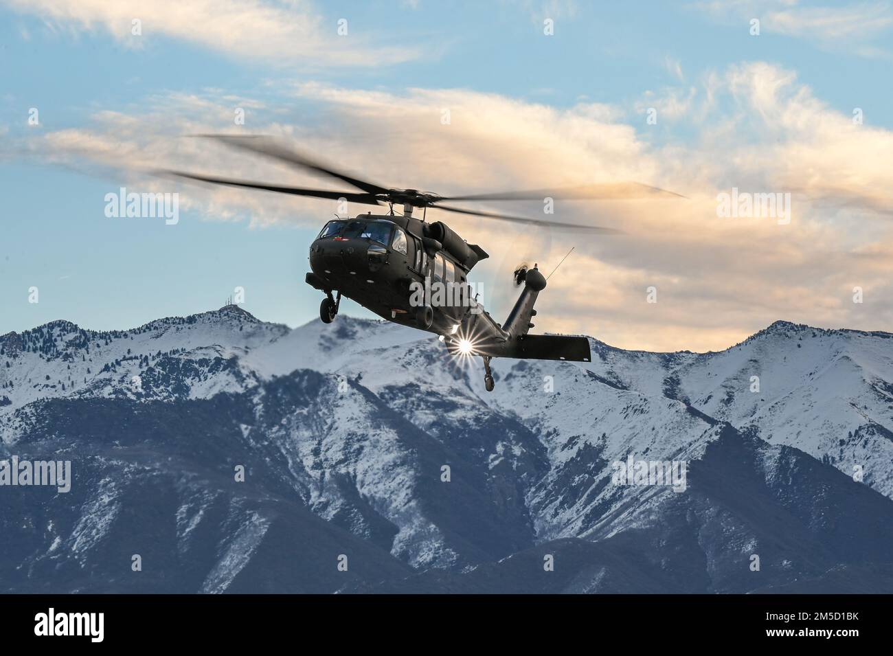 Un UH-60 Blackhawk si trova sopra il campo d'aviazione durante una serie di 5G test avionici il 2 marzo 2022, presso la base dell'aeronautica militare di Hill, Utah. Durante il test è stata utilizzata una stazione di prova mobile 5G come parte della dimostrazione per implementare le tecnologie 5G senza compromettere la sicurezza degli aerei militari e civili. Foto Stock