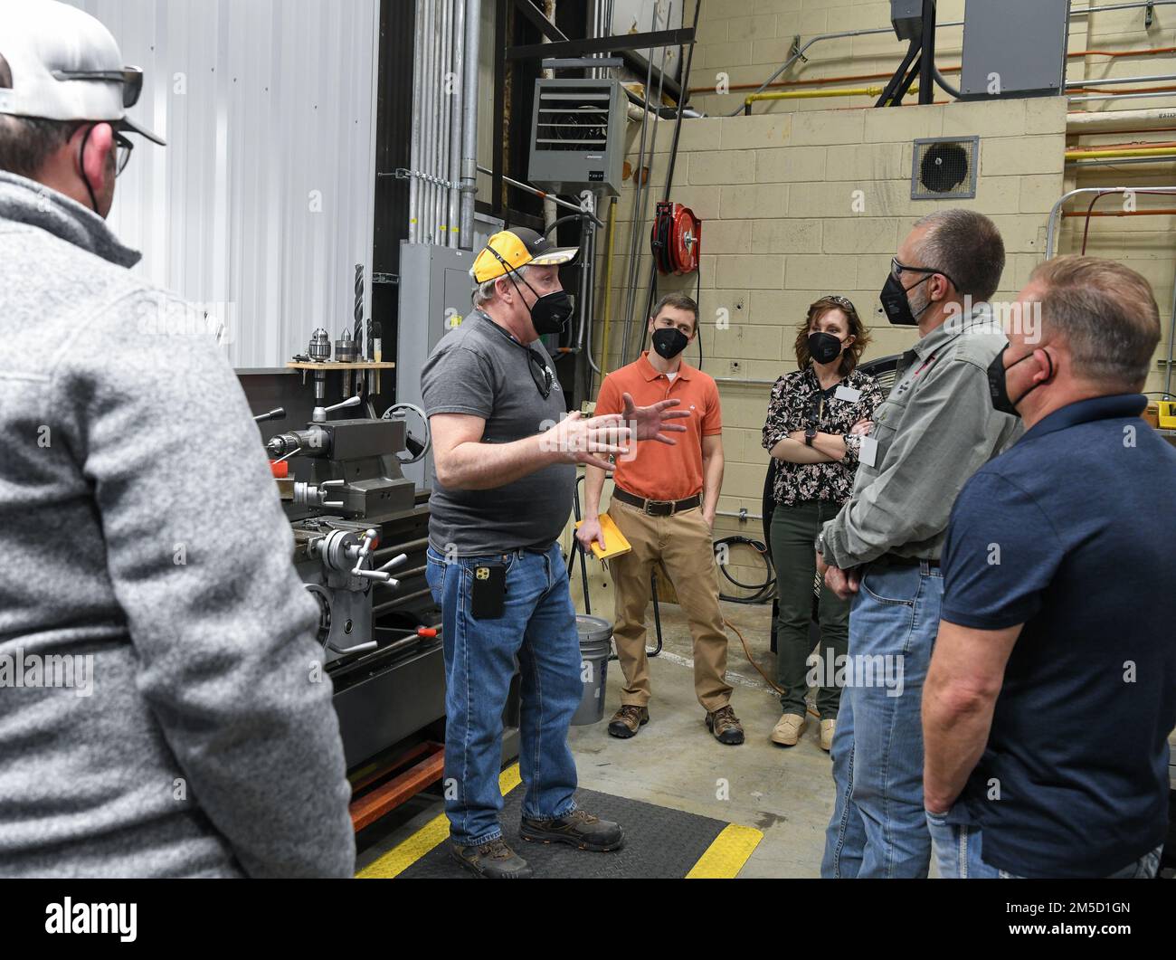 Dave Limbaugh, direttore del centro, responsabile dei macchinari aerospaziali presso il fornitore TOS (Test Operations and Sustainment) per Arnold Engineering Development Complex, parla dei lavori svolti da esperti lavoratori del settore presso la base dell'aeronautica militare Arnold durante un tour delle strutture della base, il 2 marzo 2022, per insegnanti e amministratori locali. Sono anche raffigurati, a partire dalla destra di Limbaugh, Jonathan Kodman, Arcs Group manager per TOS; Linda Coulson, insegnante di matematica per la Franklin County High School; Marty Bishop, istruttore di saldatura per la Franklin County High School; e Toby Maze, insegnante di costruzione per la F. Foto Stock