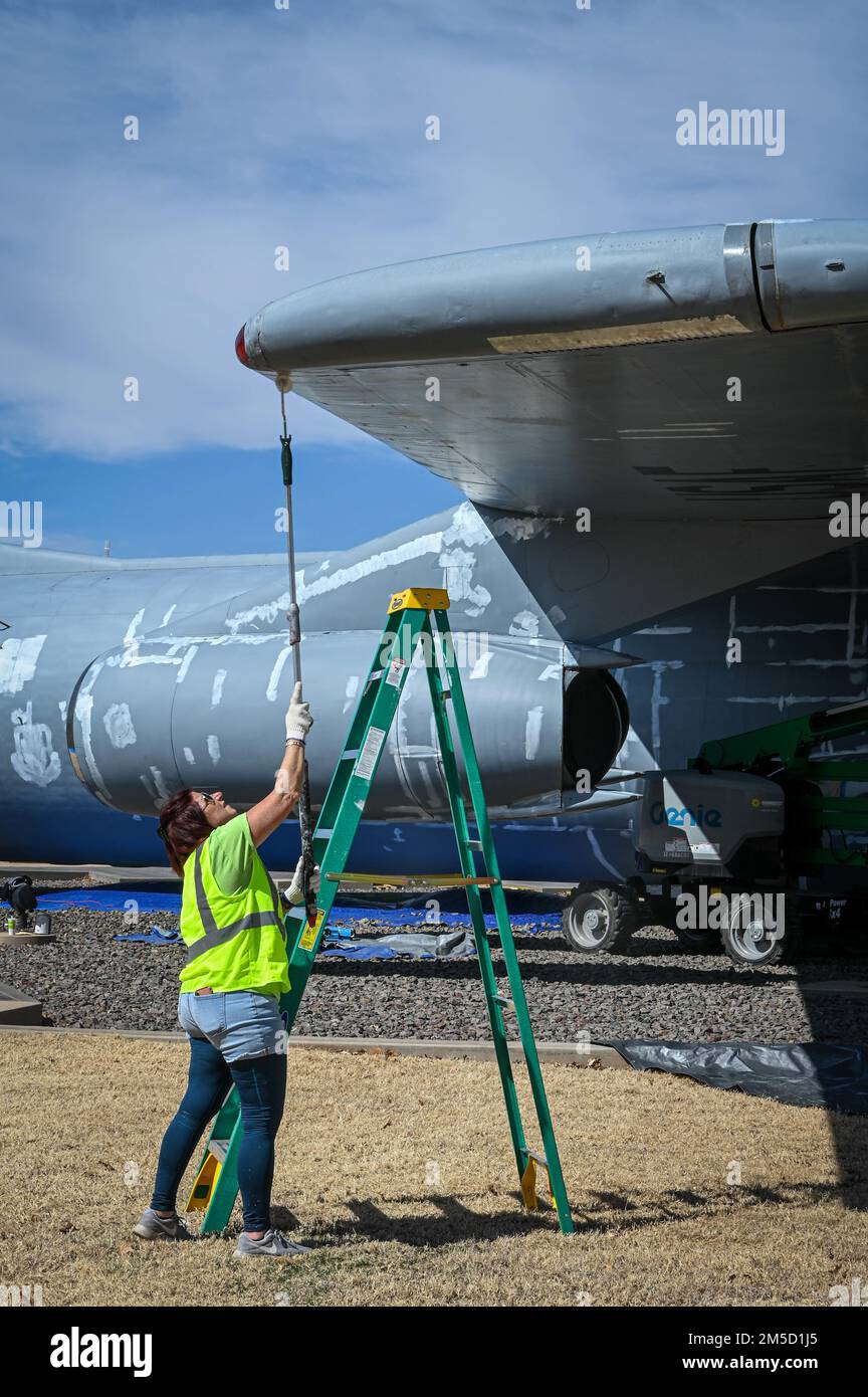 Linda Orefice, un tecnico, dipinge uno Starlifter C-141 statico alla base dell'aeronautica militare di Altus, Oklahoma, 2 marzo 2022. La pulizia del velivolo previene la corrosione, lo stress meccanico, la polvere, l'inquinamento, il calore e l'umidità eccessivi e i danni al velivolo dovuti all'esposizione prolungata alla luce ultravioletta e infrarossa. Foto Stock