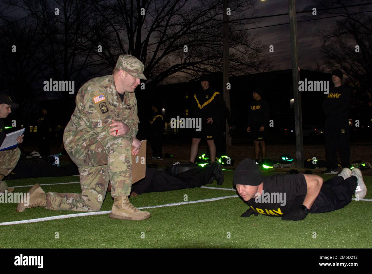 STATI UNITI Christopher Flanagan, piccolo leader del gruppo, USA Army Aviation Center of Excellence Noncommissioned Officer Academy- Eustis, classifica un soldato mentre esegue l'estensione del braccio push-up 3 marzo 2022 durante l'Army Combat Fitness Test qui a Fort Eustis, Virginia. Il corso Advanced Leaders è un corso specifico di una filiale che offre ai soldati selezionati per la promozione dal Sergente al Sergente dello staff l'opportunità di migliorare le loro capacità di leadership. Foto Stock
