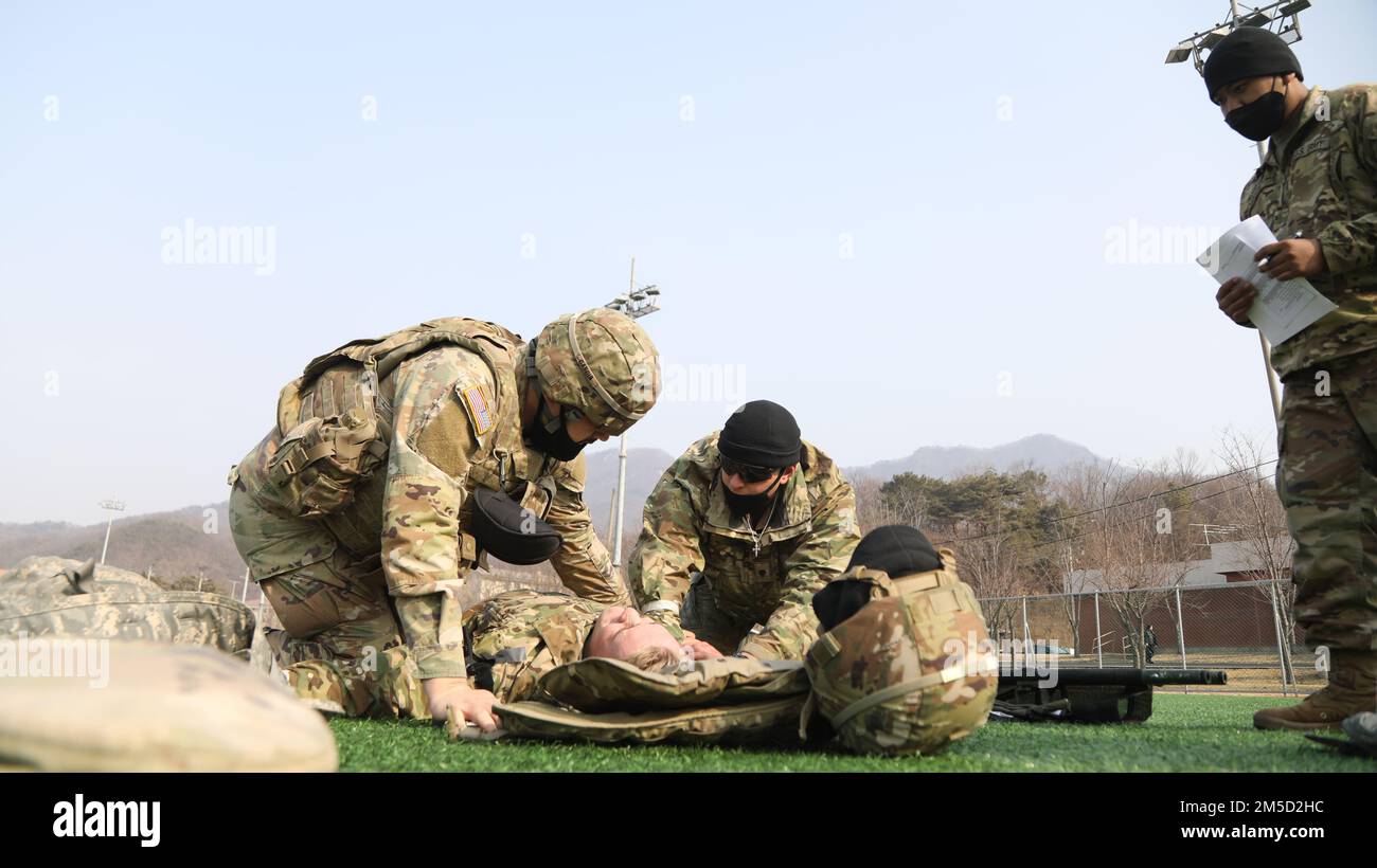 I soldati della Brigata di artiglieria di campo 210th, 1-38th Regiment di artiglieria di campo conducono addestramento dei risparmiatori di vita di combattimento sul campo Casey, Corea del Sud, 4 Mar 2022. I soldati imparano molte abilità importanti durante l'addestramento di CLS. Foto Stock