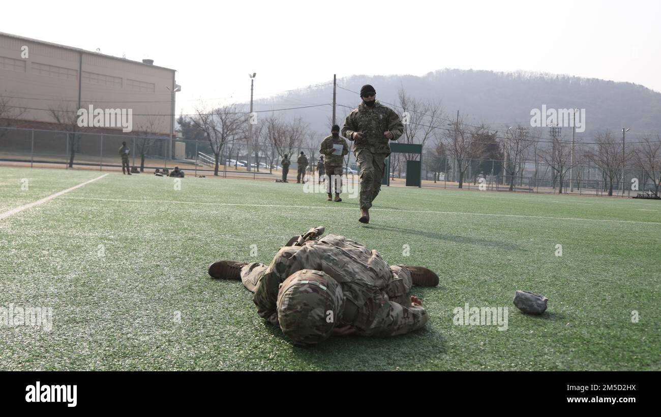 I soldati della Brigata di artiglieria di campo 210th, 1-38th Regiment di artiglieria di campo conducono addestramento dei risparmiatori di vita di combattimento sul campo Casey, Corea del Sud, 4 Mar 2022. CLS si concentra sul controllo delle vittime per trauma cranico, problemi respiratori, ipotermia e altro ancora. Foto Stock