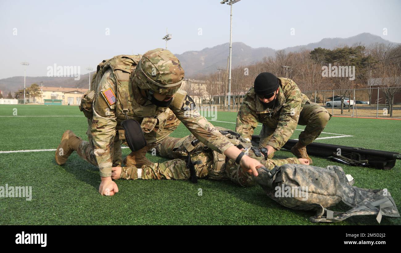 I soldati della Brigata di artiglieria di campo 210th, 1-38th Regiment di artiglieria di campo conducono addestramento dei risparmiatori di vita di combattimento sul campo Casey, Corea del Sud, 4 Mar 2022. CLS si concentra sulla tattica lotta contro gli incidenti. Foto Stock
