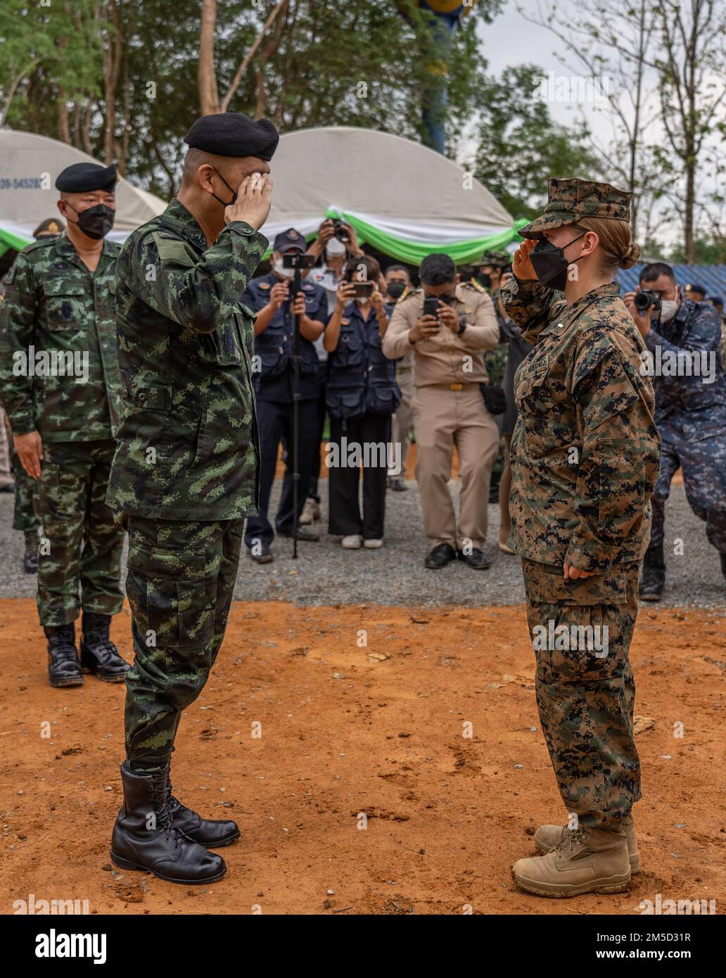 STATI UNITI Marine Corps 2nd Lt. Meredith DeLong, un ingegnere di combattimento comandante plotone con Marine Wing Support Squadron 172, 1st Marine Aircraft Wing, riferisce al Royal Thai Army Gen. Suphachok Thawatpeerahai, Cobra Gold 22 Vice Capo delle forze di Difesa, Durante la cerimonia di dedicazione per una nuova classe costruita durante l'esercizio Cobra Gold 2022 presso la Scuola Nong Bon Wittayakhom di Trat, Regno di Thailandia, 3 marzo 2022. DeLong servì come ufficiale responsabile dei Marines MWSS-172 che contribuirono a costruire la scuola. Marines della MWSS-172, insieme ai membri delle forze armate malesi e del Mar Tailandese reale Foto Stock