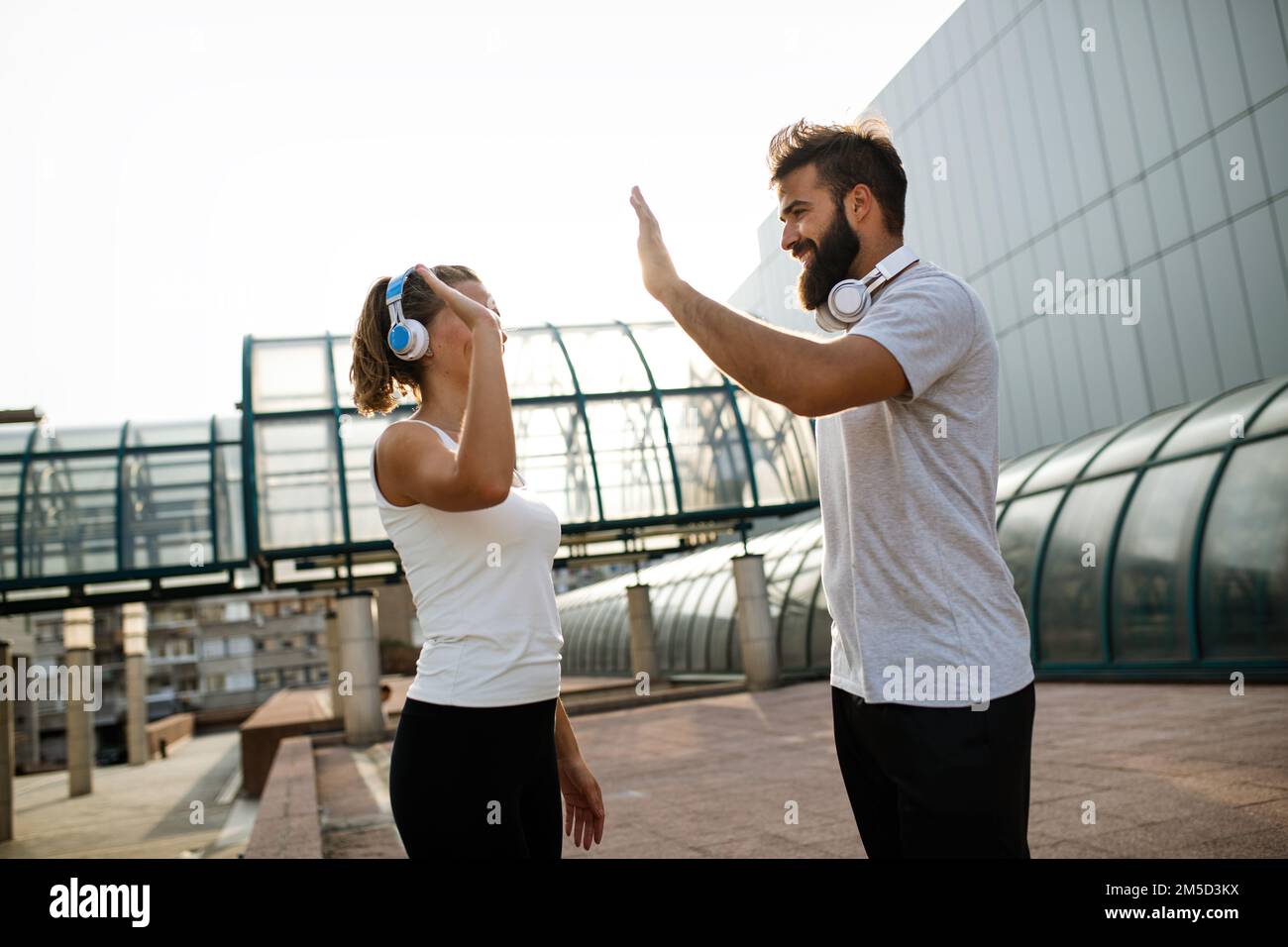 Coppia felice runner che si esercita all'esterno come parte di stile di vita sano. People sport corsa concetto Foto Stock