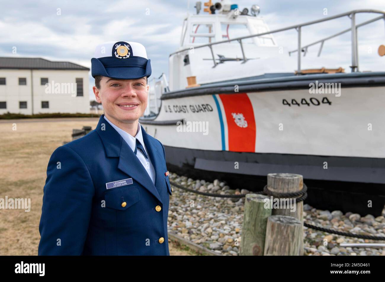 Il vigile del fuoco Sarah Leckman è scelto come laureato d'onore per la società di reclutamento Tango-201, in quanto completano la formazione di base negli Stati Uniti Coast Guard Training Center Cape May, N.J., 3 marzo 2022. Oltre a ricevere il premio Honor Graduate, Leckman ha ricevuto anche i premi per il fitness fisico e gli accademici. Foto Stock