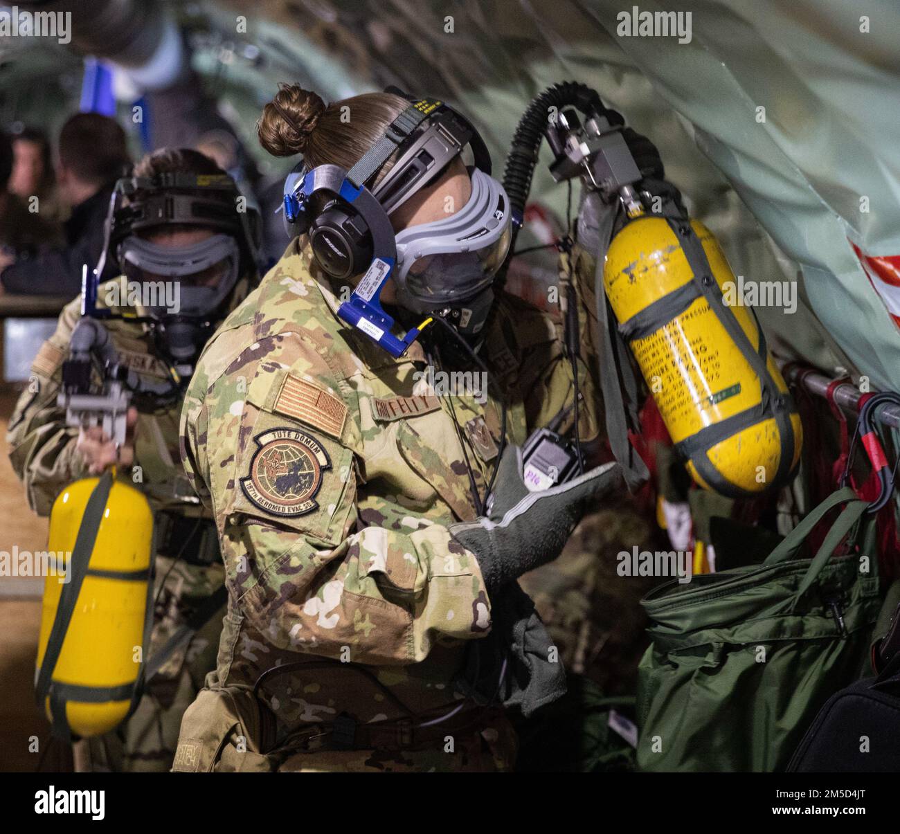 STATI UNITI La Air Force Tech Sgt. Lyndsey Glotfelty, con il 187th Aeromedical Evacation Squadron (AES), Wyoming Air National Guard, si allena indossando una maschera di ossigeno durante una simulazione di emergenza a bordo di un KC-135 Stratotanker come parte dell'esercizio Arctic Eagle-Patriot 22 presso la base congiunta Elmendorf-Richardson, Alaska, 3 marzo 2022. Esercizio congiunto Arctic Eagle-Patriot 22 aumenta la capacità della Guardia Nazionale di operare in ambienti austeri e con temperature estreme in Alaska e nella regione artica. AEP22 migliora la capacità dei partner tra agenzie militari e civili di rispondere a una varietà Foto Stock
