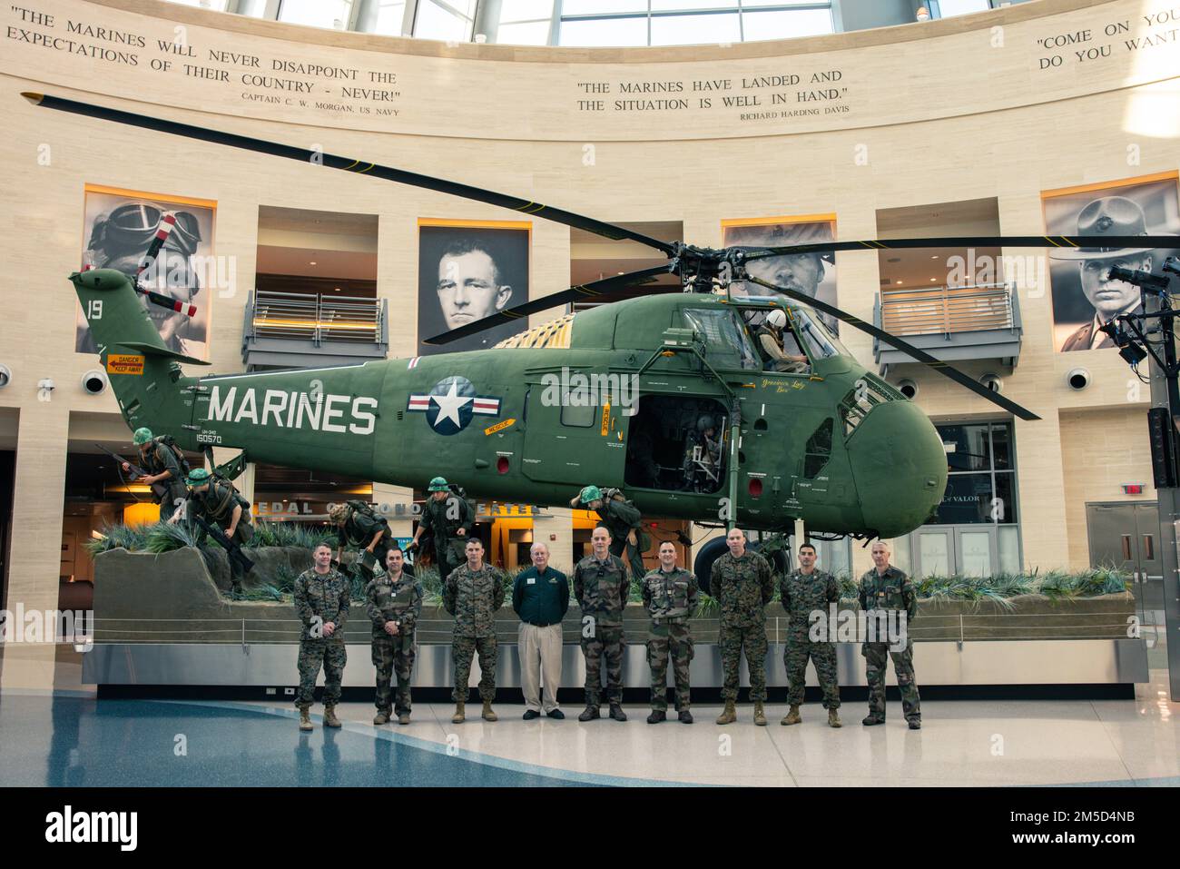 I leader dell'esercito francese 6th Light Armored Brigade e 2D Marine Division posano per una foto al Museo Nazionale del corpo Marino di Quantico, Virginia, 3 marzo 2022. La visita include eventi a Camp Lejeune e altre installazioni militari lungo la costa orientale. Lo scopo dell'impegno è quello di aumentare le relazioni tra i leader senior e fornire al LABORATORIO 6th una migliore comprensione delle future capacità di combattimento e delle opportunità di formazione del corpo marino. Foto Stock