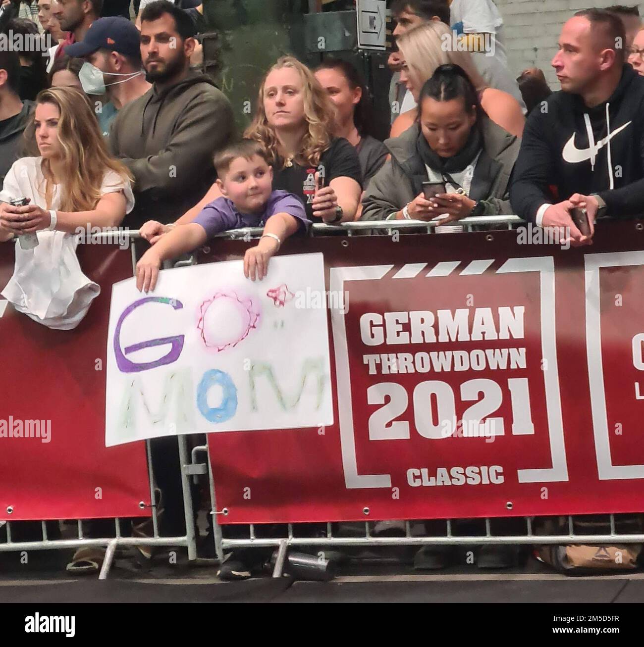 Sky Clarke, Coordinatore completo del 21st Theater Sostainment Command, è stato allietato da Son Eason al concorso mondiale Throwdown CrossFit di Magonza, Germania. Clarke si è piazzato ottavo assoluto nella fascia di età 35-39. Foto Stock