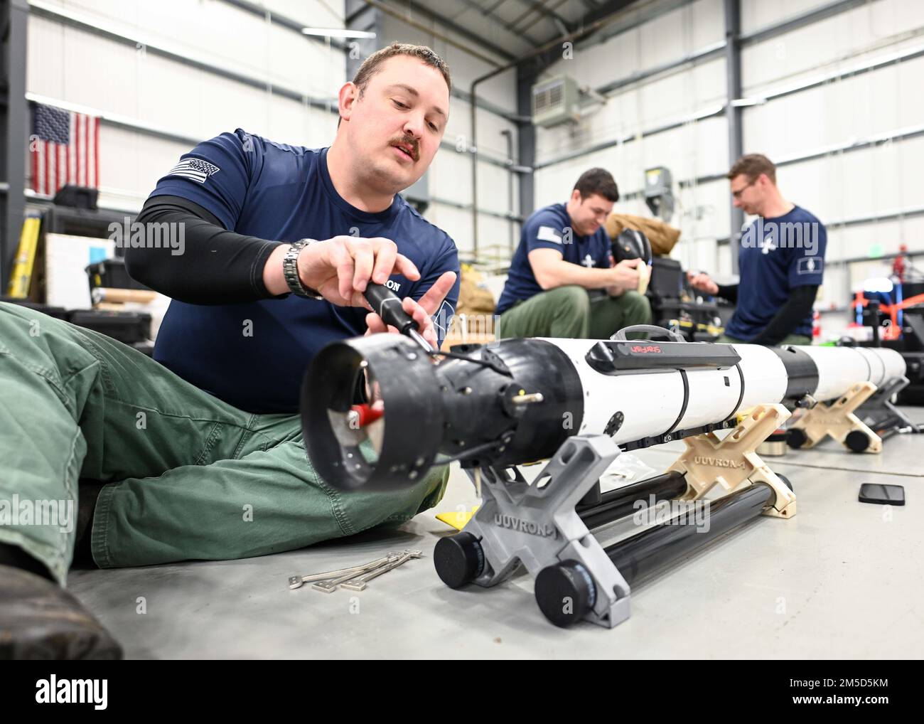 PRUDHOE BAY, Alaska (3 marzo 2022) – Senior Chief Sonar Technician (Submarine) Troy Barnhart, a destra, di Unmanned Undersea Vehicle Squadron (UVRON) 1-Keyport, Washington, regola il complessivo elica su un veicolo subacqueo autonomo IVER-3 a Prudhoe Bay, Alaska. Per la durata degli Stati Uniti Navy’s Ice Exercise (ICEX) 2022, UUVRON 1 intende potenziare la capacità di navigazione subacquea nell’Artico. Ice Camp Queenfish è un accampamento costruito su un galleggiante di ghiaccio 160 miglia nautiche al largo della costa dell'Alaska nell'Oceano Artico. ICEX 2022 è un esercizio di tre settimane che consente alla Marina di valutare Foto Stock