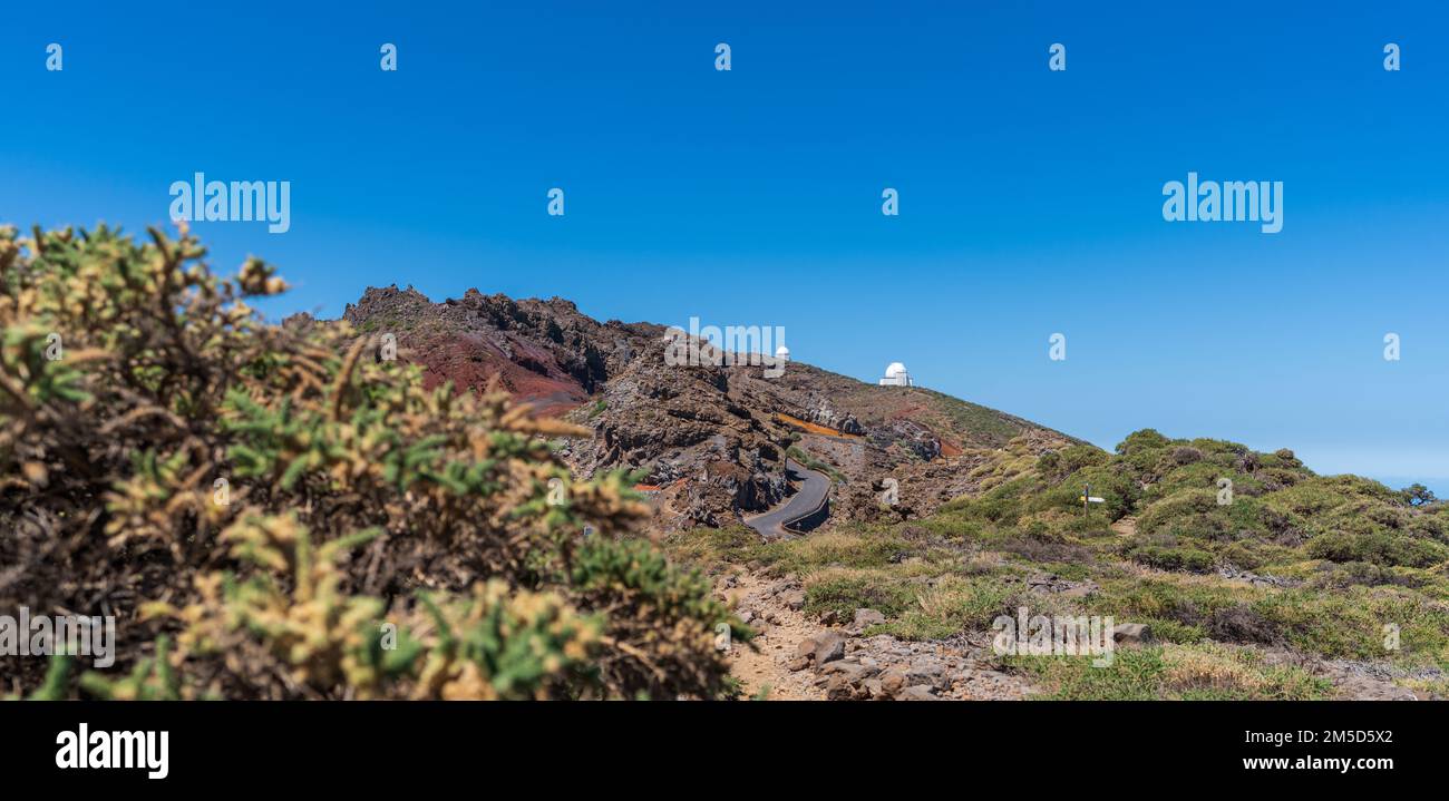 Strada di montagna e osservatori astronomici sotto il cielo blu Foto Stock