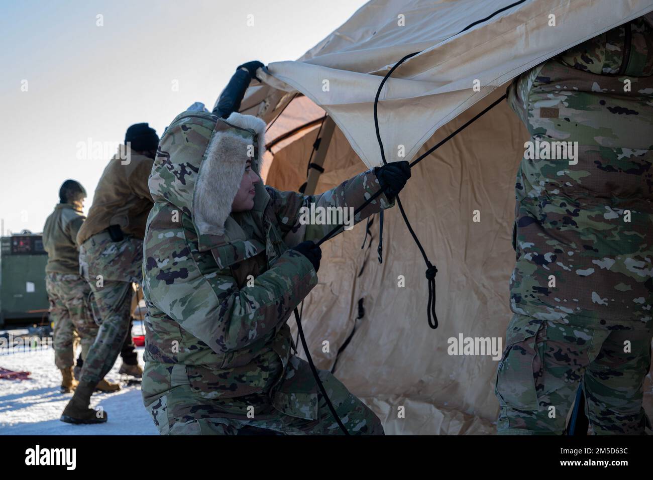 STATI UNITI I membri dell'aeronautica del 366th Squadron operativo di preparazione medica, dalla base domestica dell'aeronautica della montagna, Idaho hanno messo in su la tenda medica artica per le operazioni di freddo tempo per l'esercitazione aquila artica-Patriot 2022 in nome, Alaska, marzo 2 2022. Esercizio congiunto Arctic Eagle-Patriot 2022 aumenta la capacità della Guardia Nazionale di operare in ambienti austeri e con temperature estreme in Alaska e nella regione artica. AEP22 migliora la capacità dei partner tra agenzie militari e civili di rispondere a una serie di missioni di sicurezza in Alaska e nell'Artico. Foto Stock