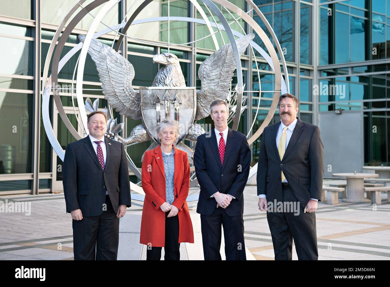 Dame Angele McLean Visita a DTRA Rhys Williams, PhD, Direttore Generale, Agenzia per la riduzione delle minacce alla difesa Agenzia per la riduzione delle minacce alla difesa, Fort Belvoir, Virginia, 03-03-2022. Alcune parti di questa immagine sono state mascherate per motivi di sicurezza. Foto Stock