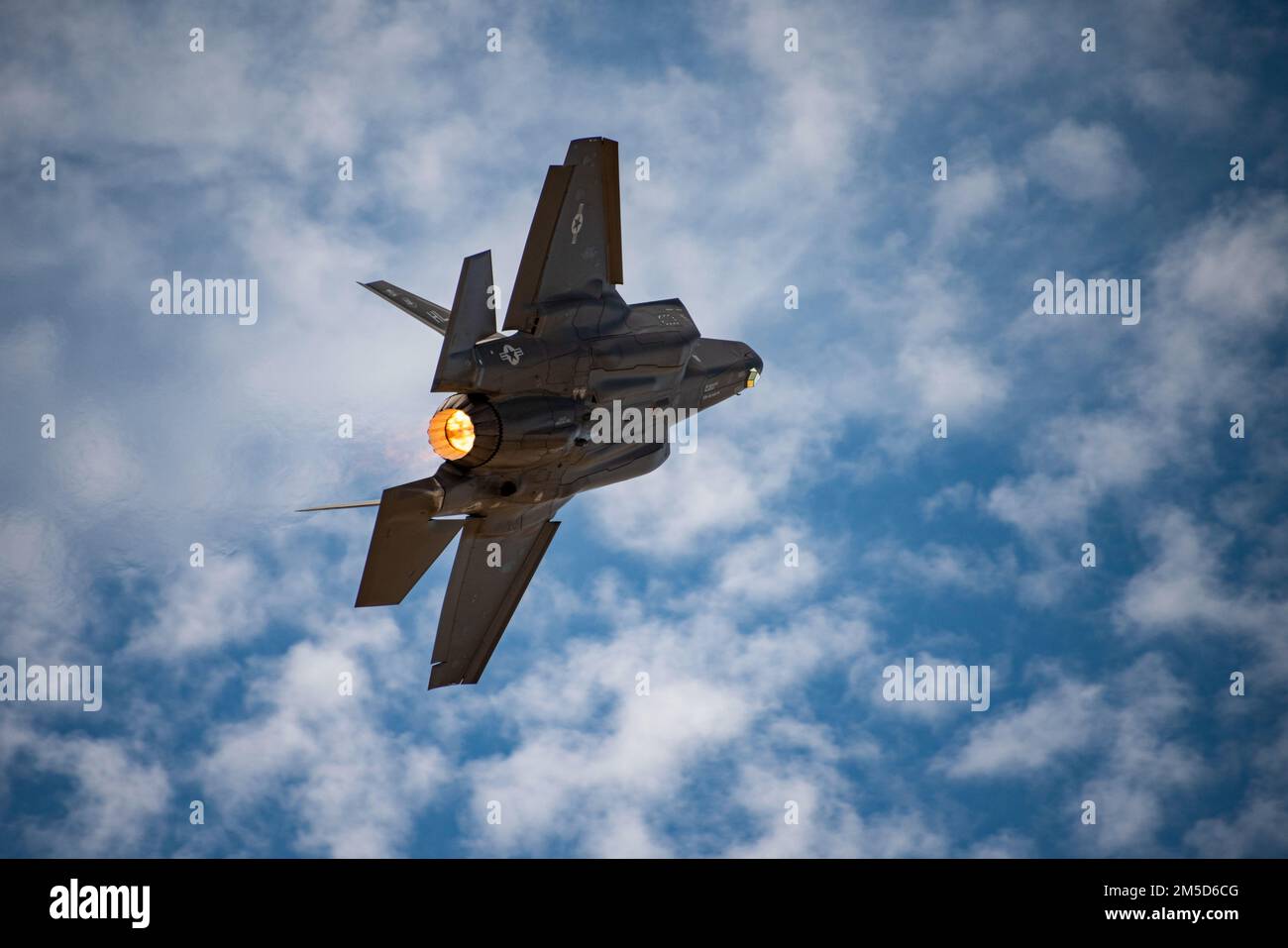 Un F-35 Lightening II vola intorno allo spazio aereo della base dell'aeronautica di Davis-Monthan il 3 marzo 2022. Il F-35 ha partecipato al Heritage Flight Training Course del comando di combattimento aereo, un programma che prevede moderni aerei da combattimento/attacco che volano insieme agli aerei dell'epoca della seconda Guerra Mondiale, della Guerra di Corea e della Guerra del Vietnam. Foto Stock