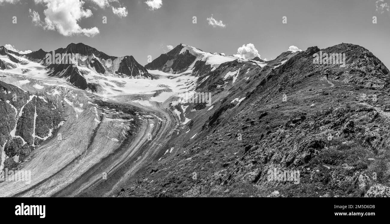 L'immagine è del monte Similaun che attraversa il confine italo-austriaco con il Sud Tirolo reso famoso in quanto la montagna è vicina al memoriale di Oetzi l'Ice-Man che è stato trovato congelato in tempo sul Tisenjoch al confine italo-austriaco con il Sud Tirolo nel settembre 1991, il suo corpo si è reputato avere 5300 anni. Oetzi è stata accuratamente rimossa per avere un posto di orgoglio nel Museo Alpino di Bolzano. Foto Stock