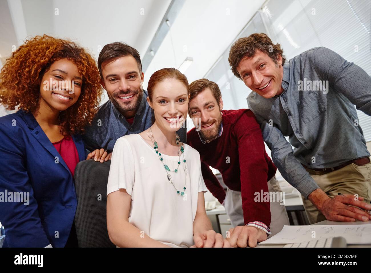 Theyre un team molto stretto. Ritratto di un gruppo di uomini d'affari che hanno una riunione nel loro ufficio. Foto Stock