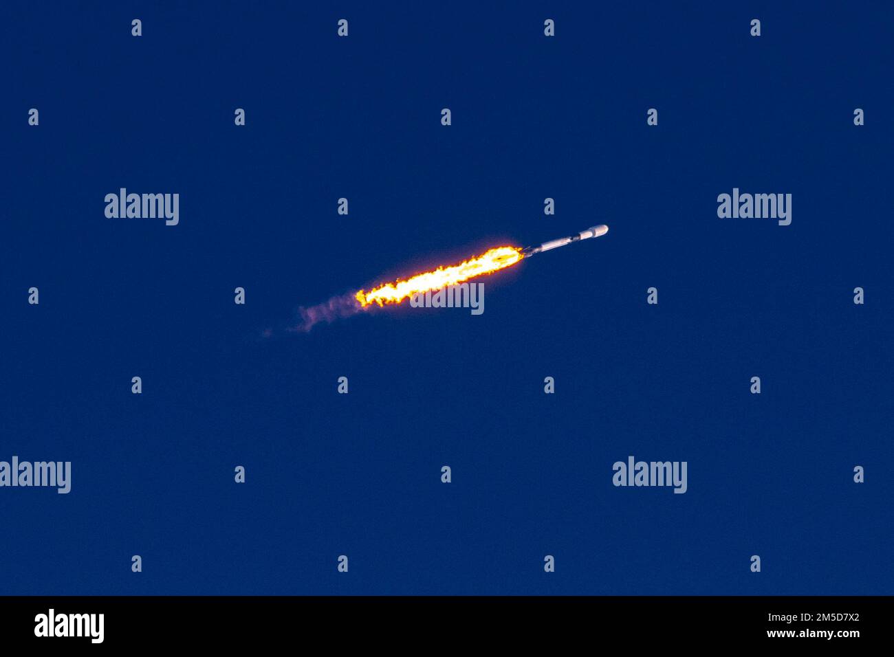 Un razzo Falcon 9 viene lanciato da LC-39A alla Cape Canaveral Space Force Station, Fla., 3 marzo 2022. La missione Starlink 4-9 ha portato in orbita la prossima serie di satelliti Starlink di SpaceX. Foto Stock