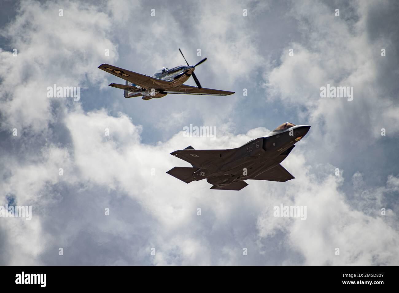STATI UNITI Kristin “Beo” Wolfe, F-35A pilota e comandante della squadra dimostrativa Lightning II, esegue dimostrazioni aeree con un P-51 Mustang durante il 2022 Heritage Flight Training Course presso la base aeronautica di Davis-Monthan, Arizona, 3 marzo 2022. La HFTC è destinata a certificare i piloti di Air Show per la prossima stagione di Air Show. Foto Stock