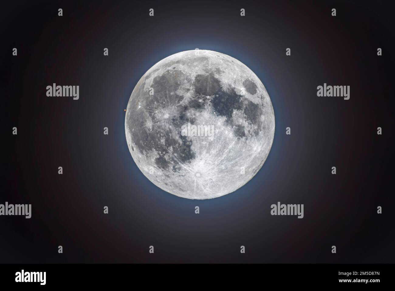 Marte sta per essere occultato dalla Luna piena il 7 dicembre 2022. Questo è l'ingresso con la Luna in movimento verso est (cioè da destra a sinistra qui) in procinto di co Foto Stock