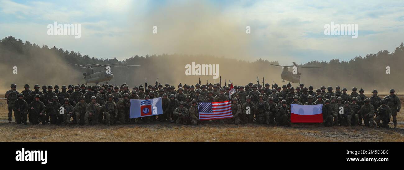 I paracadutisti assegnati alla squadra di combattimento della Brigata 3rd, alla 82nd Divisione Airborne e i soldati polacchi assegnati alla 18th Divisione Meccanica scattano una foto di gruppo dopo un esercizio di addestramento del 3 marzo a Zamosc, Polonia. La 82nd Airborne Division, come parte della Joint Task Force Dragon, viene dispiegata in Polonia a sostegno degli Stati Uniti Comando europeo per assicurare i nostri alleati della NATO e dissuadere ogni futura aggressione. Foto Stock