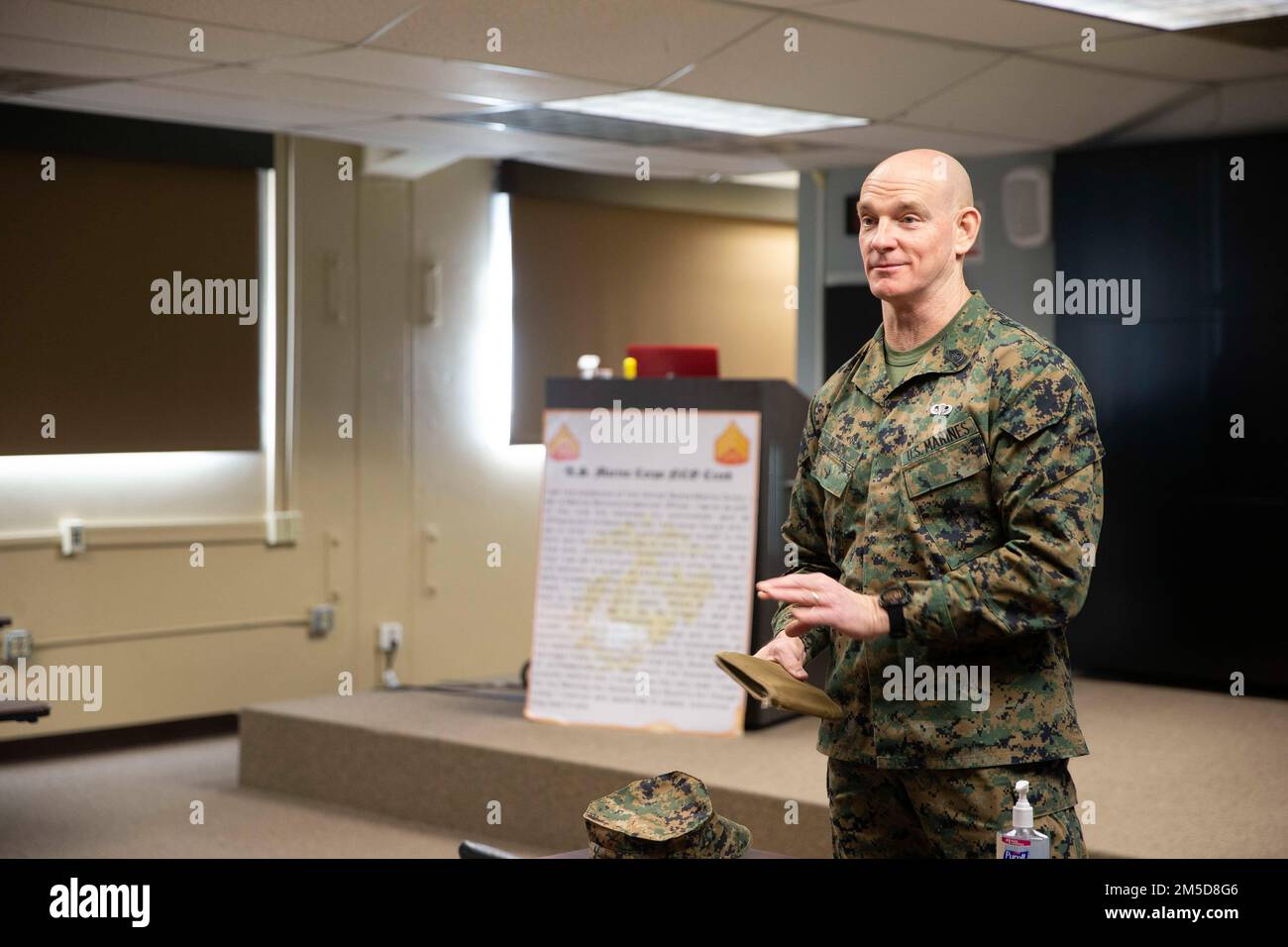 STATI UNITI Troy E. Black, il 19th° maggiore Sergente del corpo Marino, parla con Marines che frequenta la Scuola Sergente al Marine Corps Air Ground Combat Center, Twentynine Palms, 3 marzo 2022. Il sergeant major ha parlato con Marines della gestione del talento, del design della forza, delle prestazioni umane e dello sviluppo sergeant. La scuola ha lo scopo di consentire a Marines di fungere da leader etici, da guerrafondai professionisti, da pensatori critici e da decisori solidi. Foto Stock