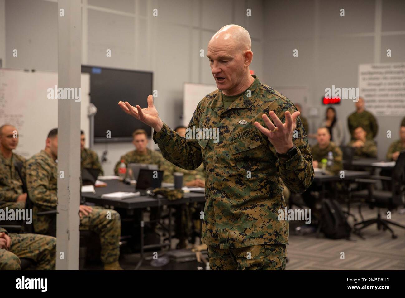 STATI UNITI Troy E. Black, il 19th° maggiore Sergente del corpo Marino, parla a Marines con il Marine Corps Tactics and Operations Group (MCTOG) al Marine Corps Air Ground Combat Center, Twentynine Palms, 3 marzo 2022. Il lavoro condotto da The Marines presso MCTOG influisce direttamente sulle decisioni di Force Design 2030. MCTOG guida la dottrina degli elementi di combattimento a terra (GCE) e lo sviluppo e la rifinitura degli standard di formazione, ed esamina i concetti e le tecnologie emergenti al fine di migliorare la prontezza operativa e l'interoperabilità GCE a supporto della Task Force Marine Air-Ground. Foto Stock