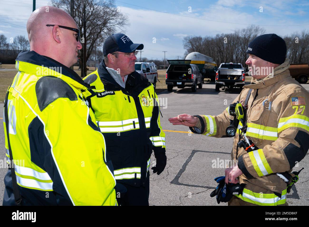 Wright-Patterson Air Force base Fire Department Assistant Chiefs Bryan Weeks (a sinistra) e Mike Roberts (al centro) Visita con Beavercreek Township Fire Department Lt. Doug Ransdell dopo un esercizio del 3 marzo 2022, al Dayton Fire Training Center. I dipartimenti Beavercreek e WPAFB sono partner di mutuo soccorso, che si prestano una mano quando necessario. Foto Stock