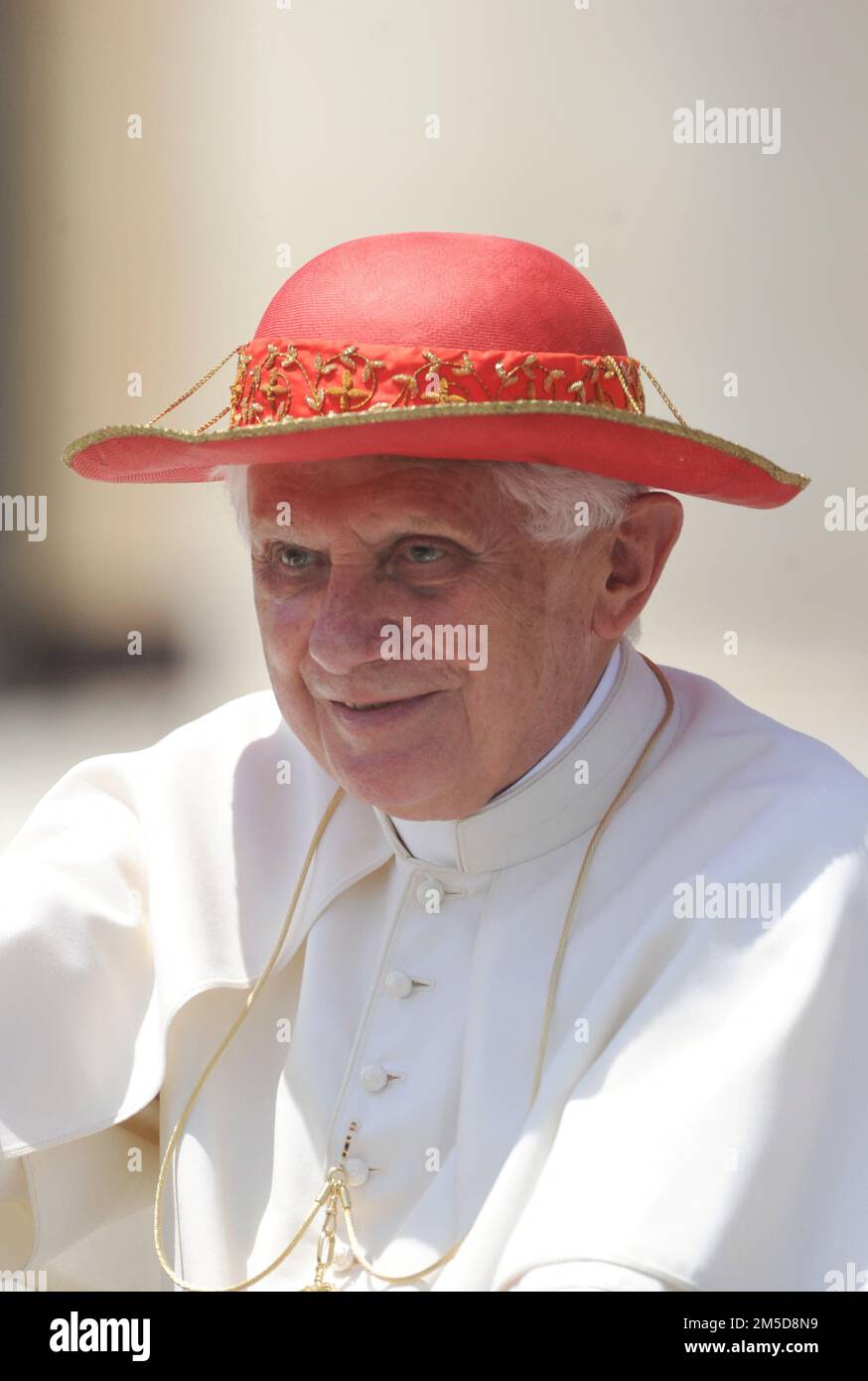 File photo - giorno soleggiato a Roma: Papa Benedetto XVI indossa il cappello  rosso di Saturno , che prende il nome dal pianeta ad anello Saturno, al  termine dell'udienza generale settimanale a