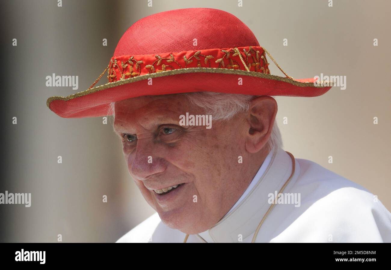 File photo - giorno soleggiato a Roma: Papa Benedetto XVI indossa il  cappello rosso di Saturno , che prende il nome dal pianeta ad anello  Saturno, al termine dell'udienza generale settimanale a