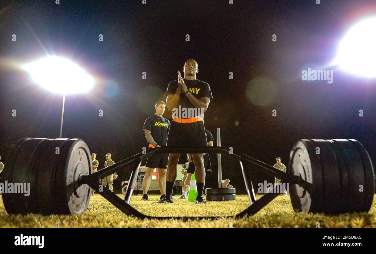 Kevin T. Brown, uno specialista di comunicazioni di massa assegnato al 117th Mobile Public Affairs Detachment (MPAD), 103rd Troop Command, Si prepara ad eseguire l'evento Maximum Deadlift (MDL) durante l'annuale Best Warrior Competition Army Combat Fitness Test (ACFT) presso il Regional Training Institute (RTI) di Waimanalo, Hawaii, 4 marzo 2022. L'MDL è un test di resistenza muscolare che rappresenta i movimenti necessari per sollevare in modo sicuro ed efficace carichi pesanti dal suolo, saltare, legare e tollerare l'atterraggio. Foto Stock