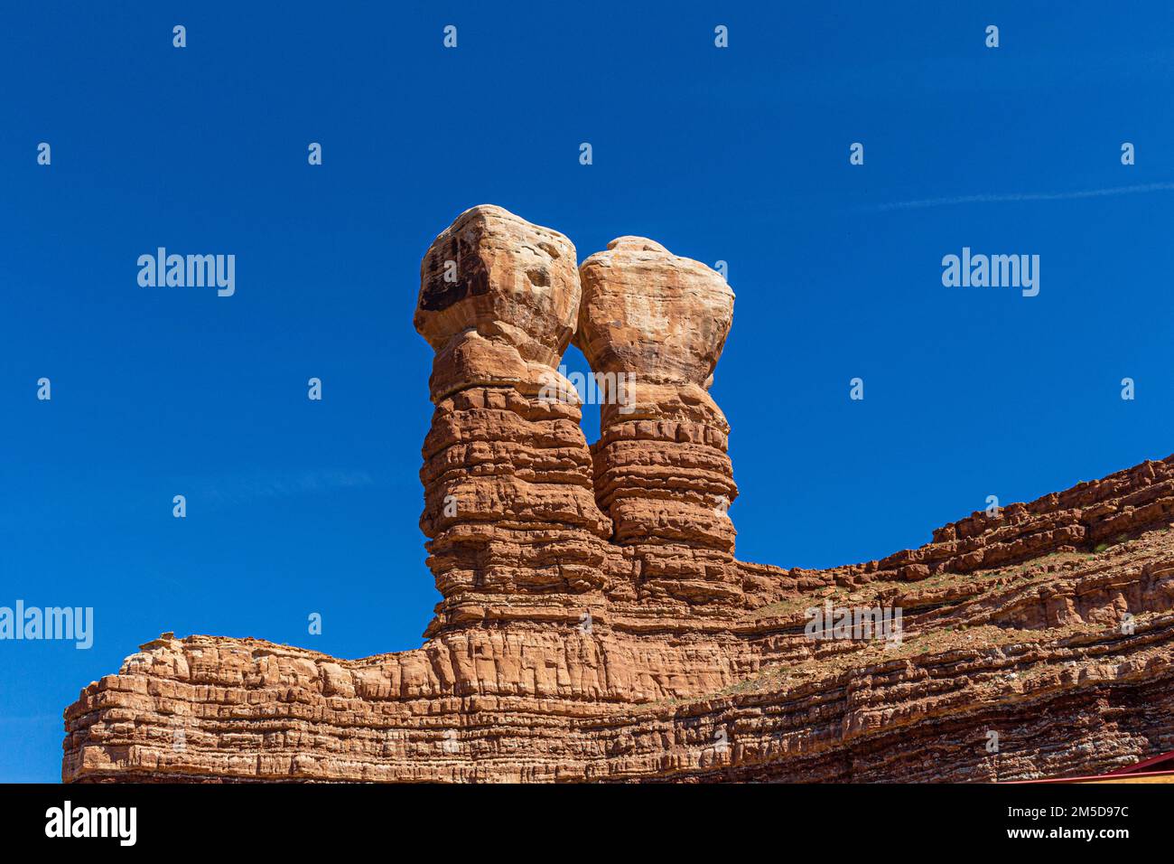 Situato sulla East Navajo Twins Drive, il Twin Rocks Cafe si trova subito fuori dall'autostrada US 191 a Bluff, Utah Foto Stock