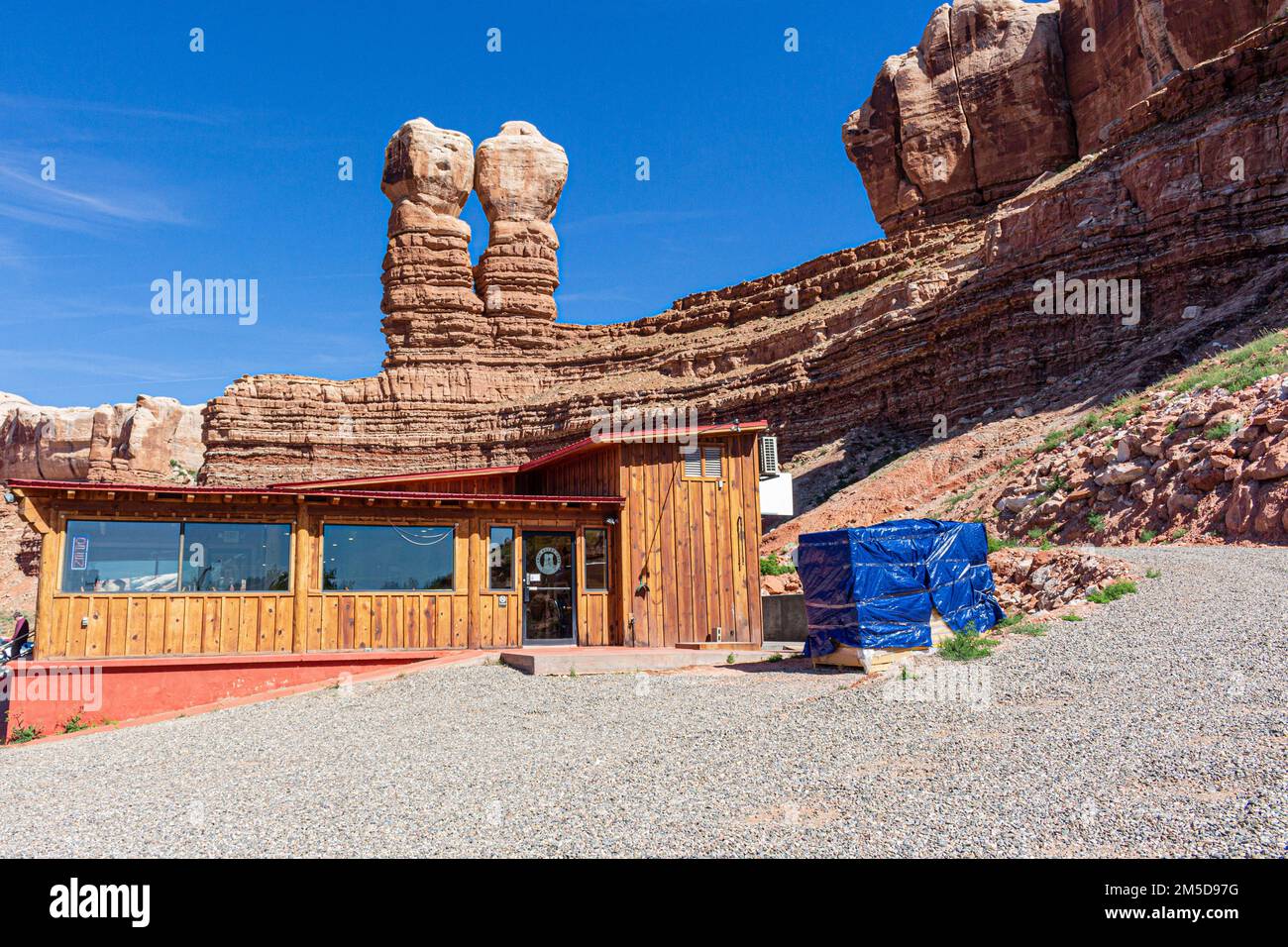 Situato sulla East Navajo Twins Drive, il Twin Rocks Cafe si trova subito fuori dall'autostrada US 191 a Bluff, Utah Foto Stock