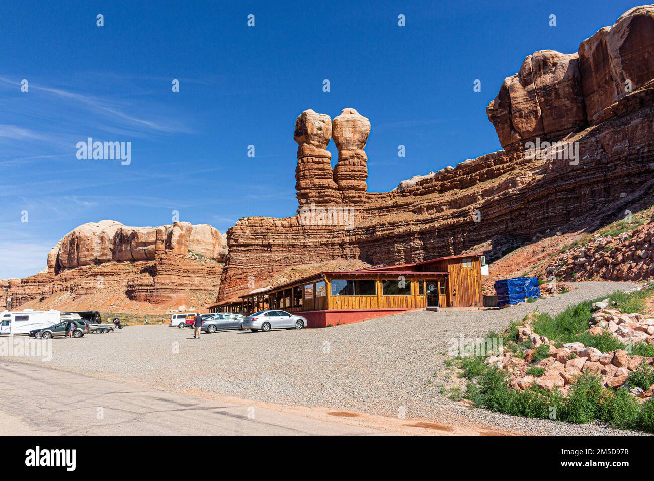 Situato sulla East Navajo Twins Drive, il Twin Rocks Cafe si trova subito fuori dall'autostrada US 191 a Bluff, Utah Foto Stock