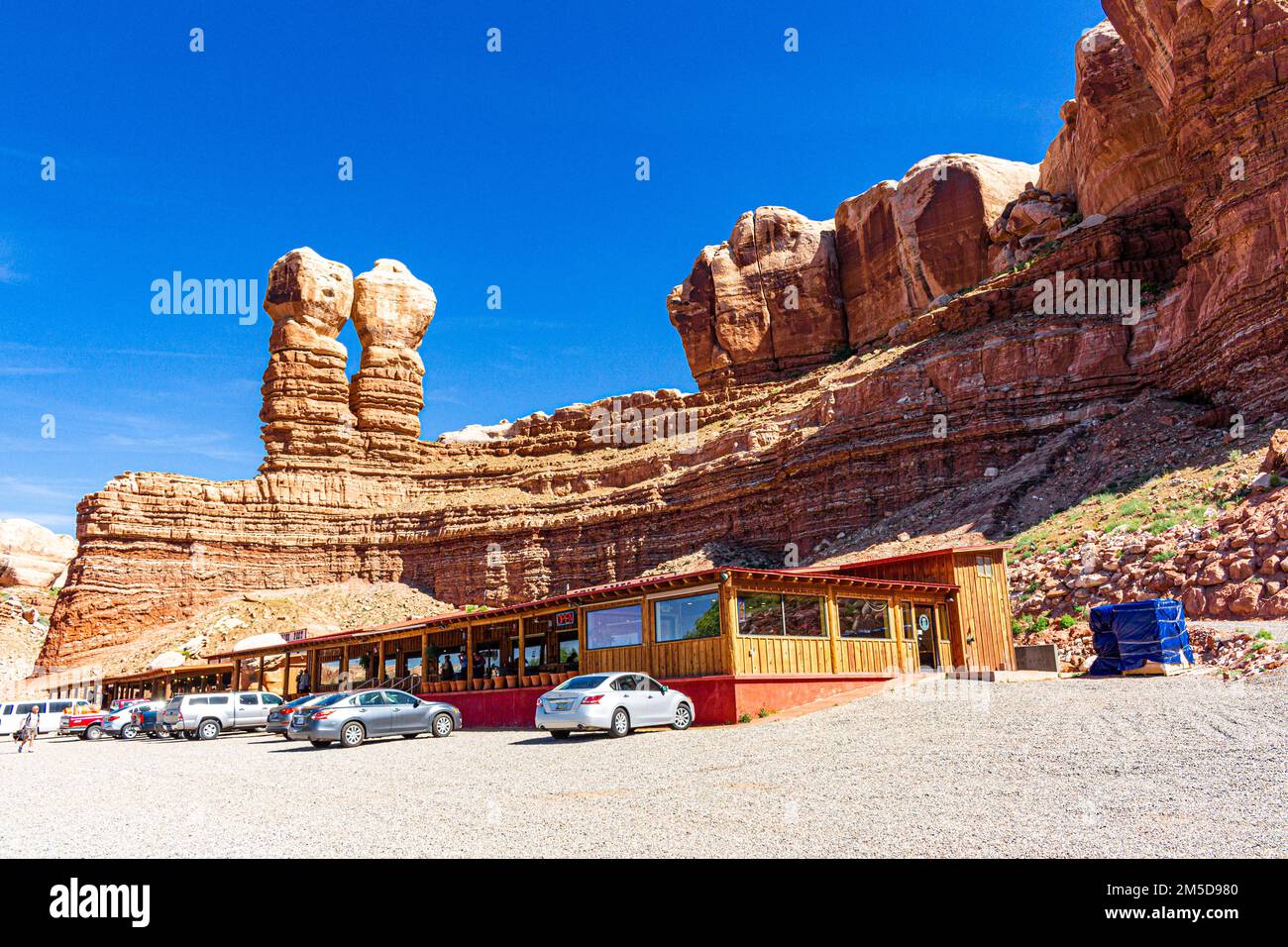 Situato sulla East Navajo Twins Drive, il Twin Rocks Cafe si trova subito fuori dall'autostrada US 191 a Bluff, Utah Foto Stock