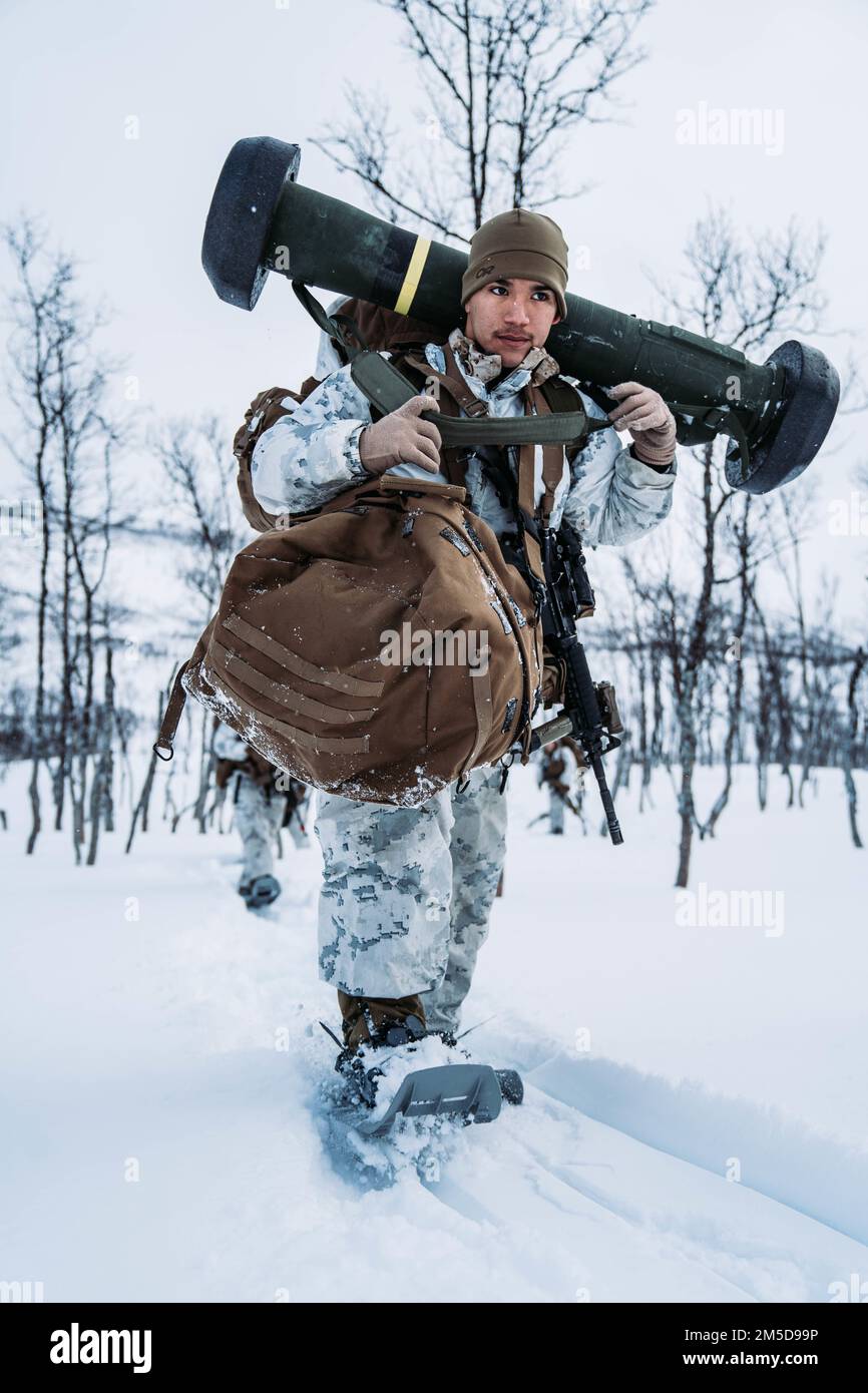 NEGLI STATI UNITI Marine with Jaeger (Hunter) Concept Plotoon, 3rd Battaglione, 6th Marine Regiment, 2nd Marine Division, trasporta un FGM-148 Javelin in una posizione di nascondiglio prima dell'esercizio Cold Response 22 a Setermoen, Norvegia, 3 marzo 2022. Esercizio Cold Response 22 è un esercizio biennale di preparazione nazionale e difesa che si svolge in tutta la Norvegia, con la partecipazione di ciascuno dei suoi servizi militari, tra cui 26 nazioni alleate della NATO (North Atlantic Treaty Organization) e partner regionali. Foto Stock