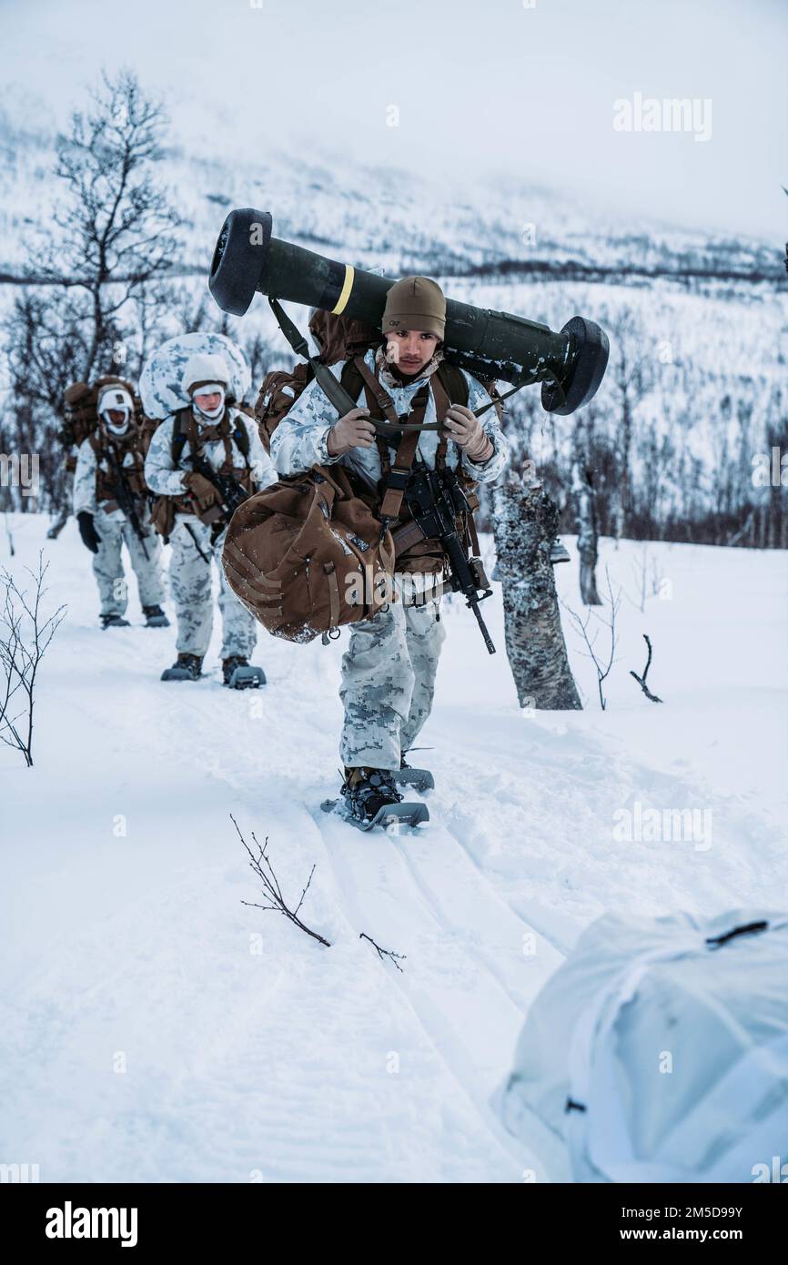 NEGLI STATI UNITI Marine with Jaeger (Hunter) Concept Plotoon, 3rd Battaglione, 6th Marine Regiment, 2nd Marine Division, trasporta un FGM-148 Javelin in una posizione di nascondiglio prima dell'esercizio Cold Response 22 a Setermoen, Norvegia, 3 marzo 2022. Esercizio Cold Response 22 è un esercizio biennale di preparazione nazionale e difesa che si svolge in tutta la Norvegia, con la partecipazione di ciascuno dei suoi servizi militari, tra cui 26 nazioni alleate della NATO (North Atlantic Treaty Organization) e partner regionali. Foto Stock