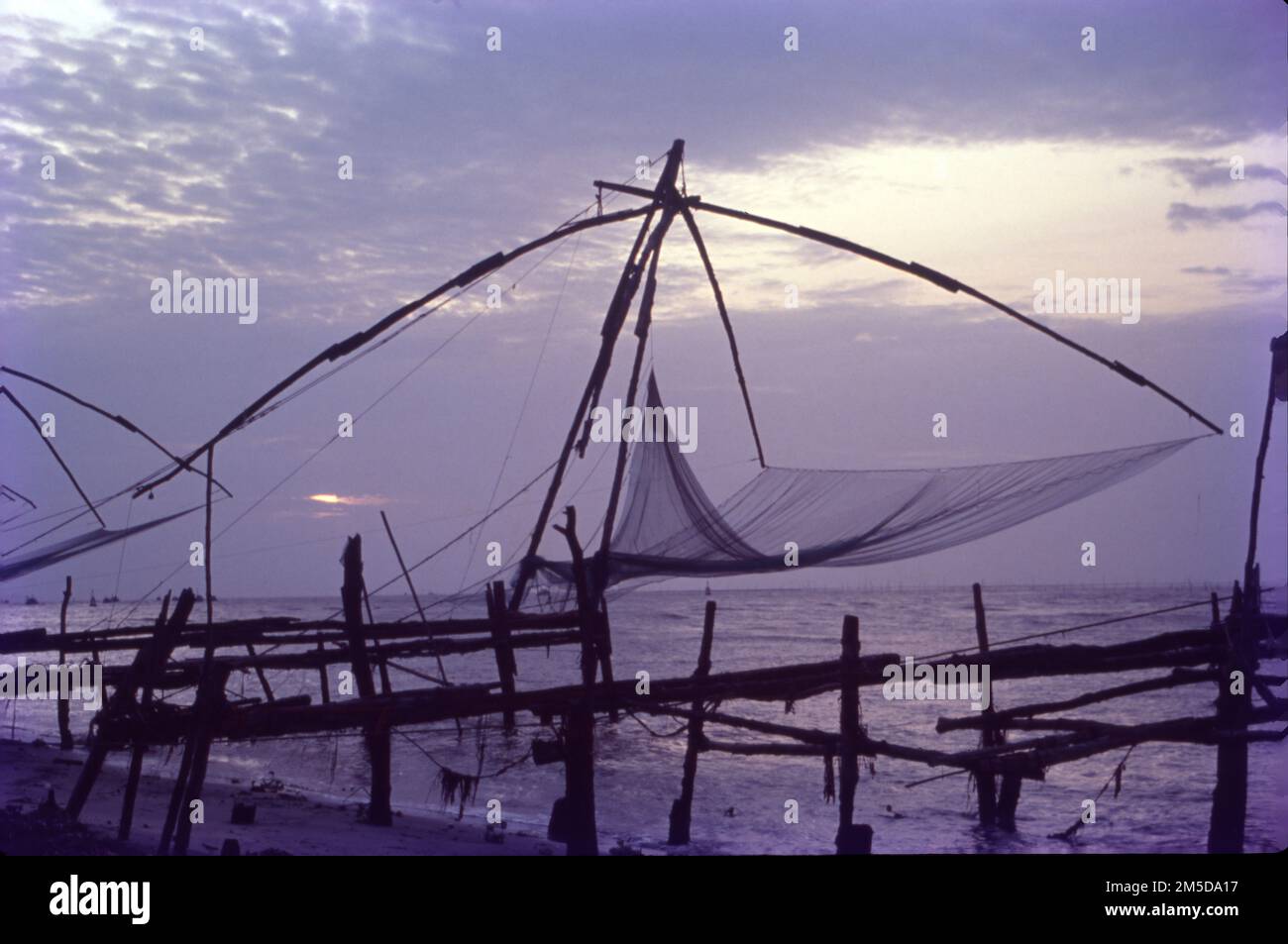 Sole Set a Cochin, reti di pesca cinesi, Kerala, India Foto Stock